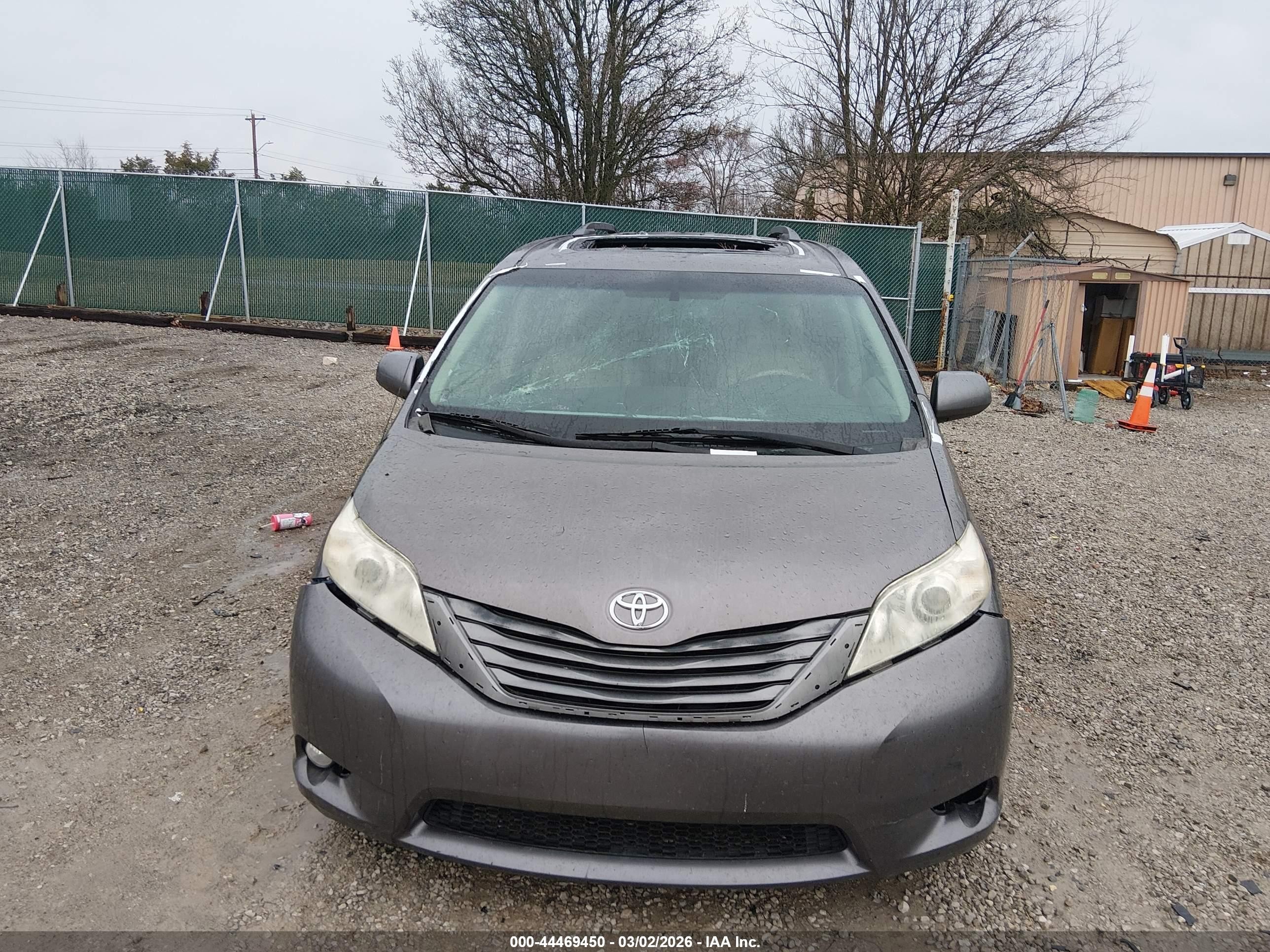 2011 Toyota Sienna Xle V6 Серый vin: 5TDYK3DC2BS032032