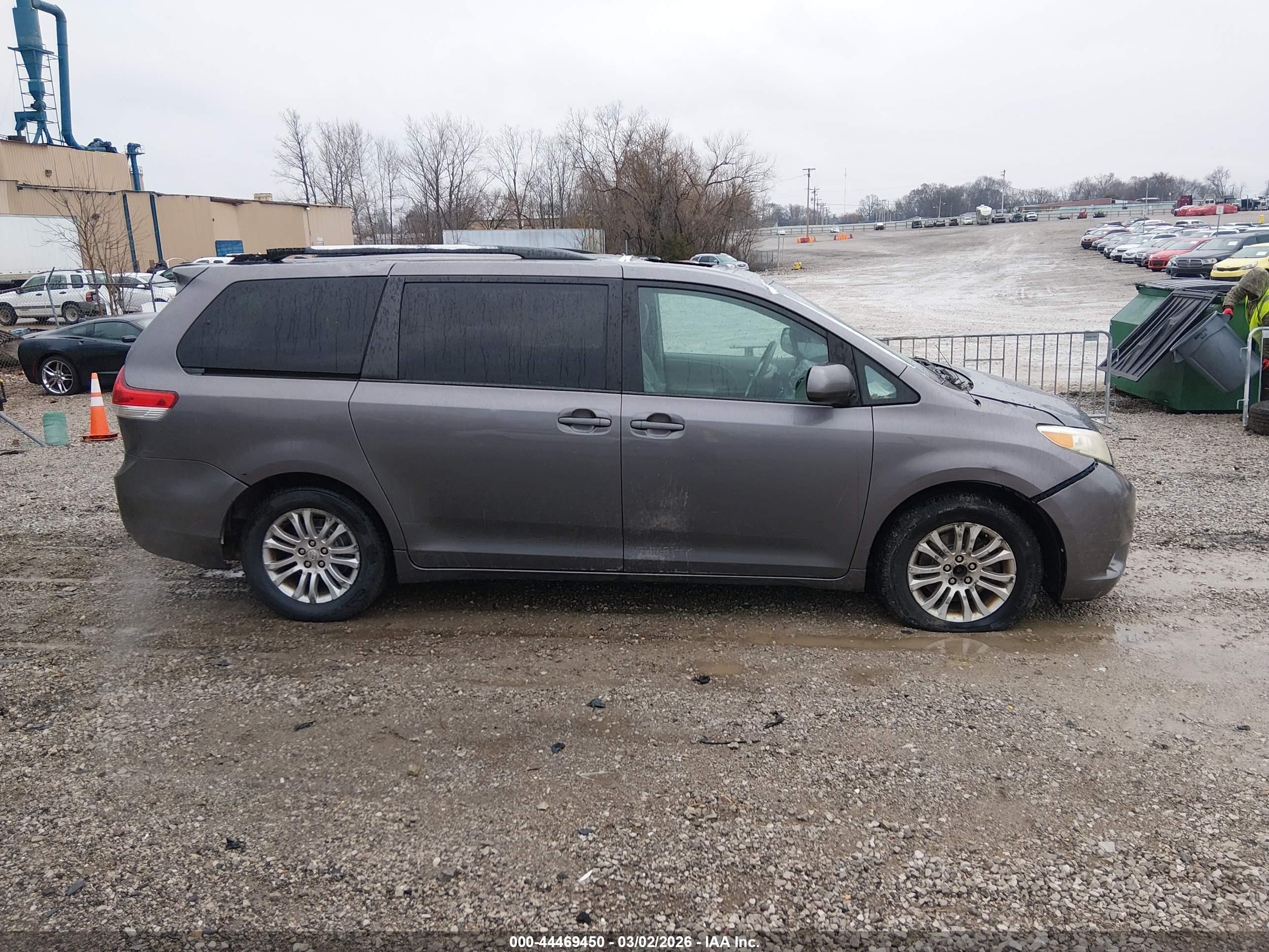 2011 Toyota Sienna Xle V6 Серый vin: 5TDYK3DC2BS032032