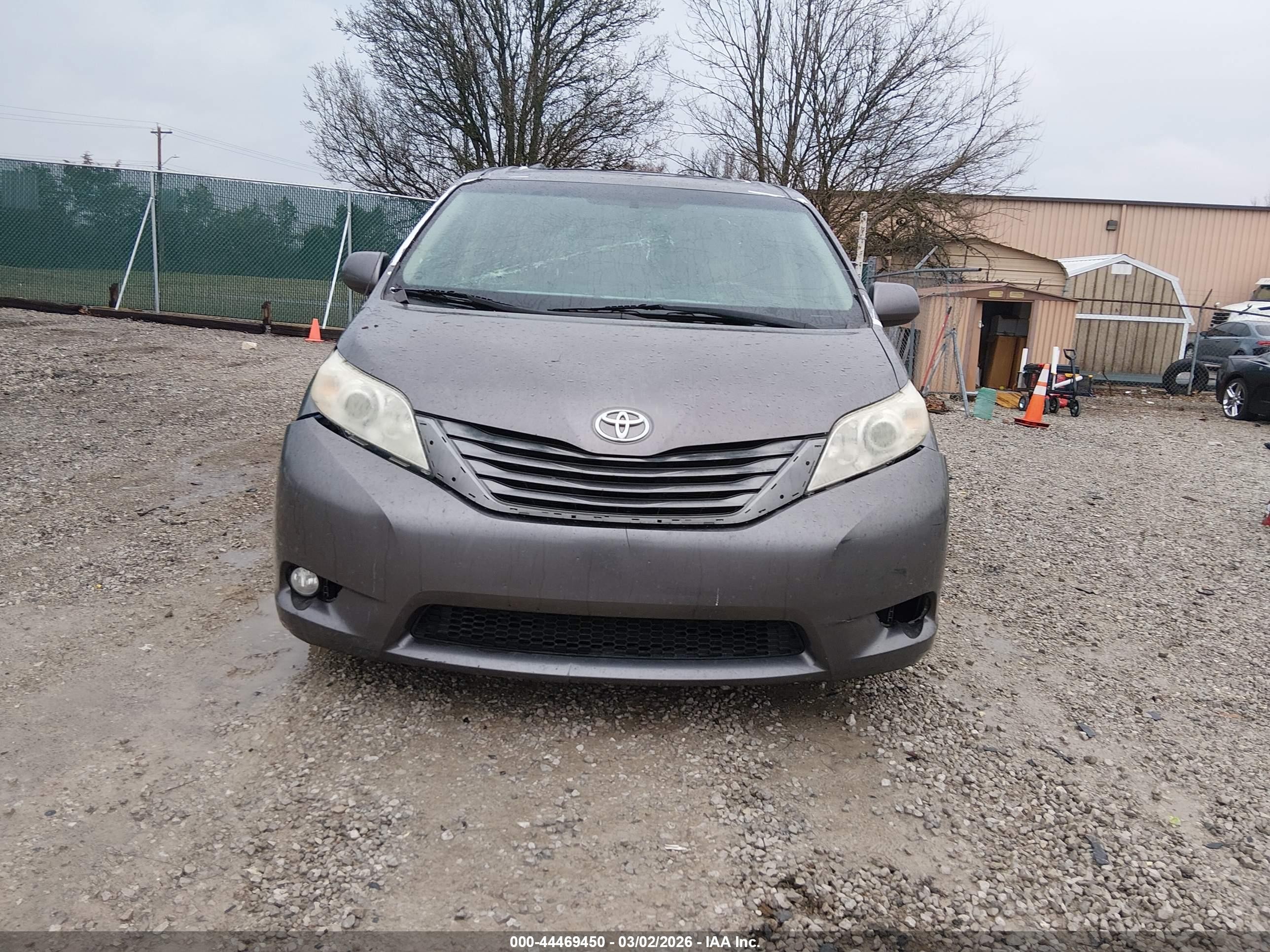 2011 Toyota Sienna Xle V6 Серый vin: 5TDYK3DC2BS032032
