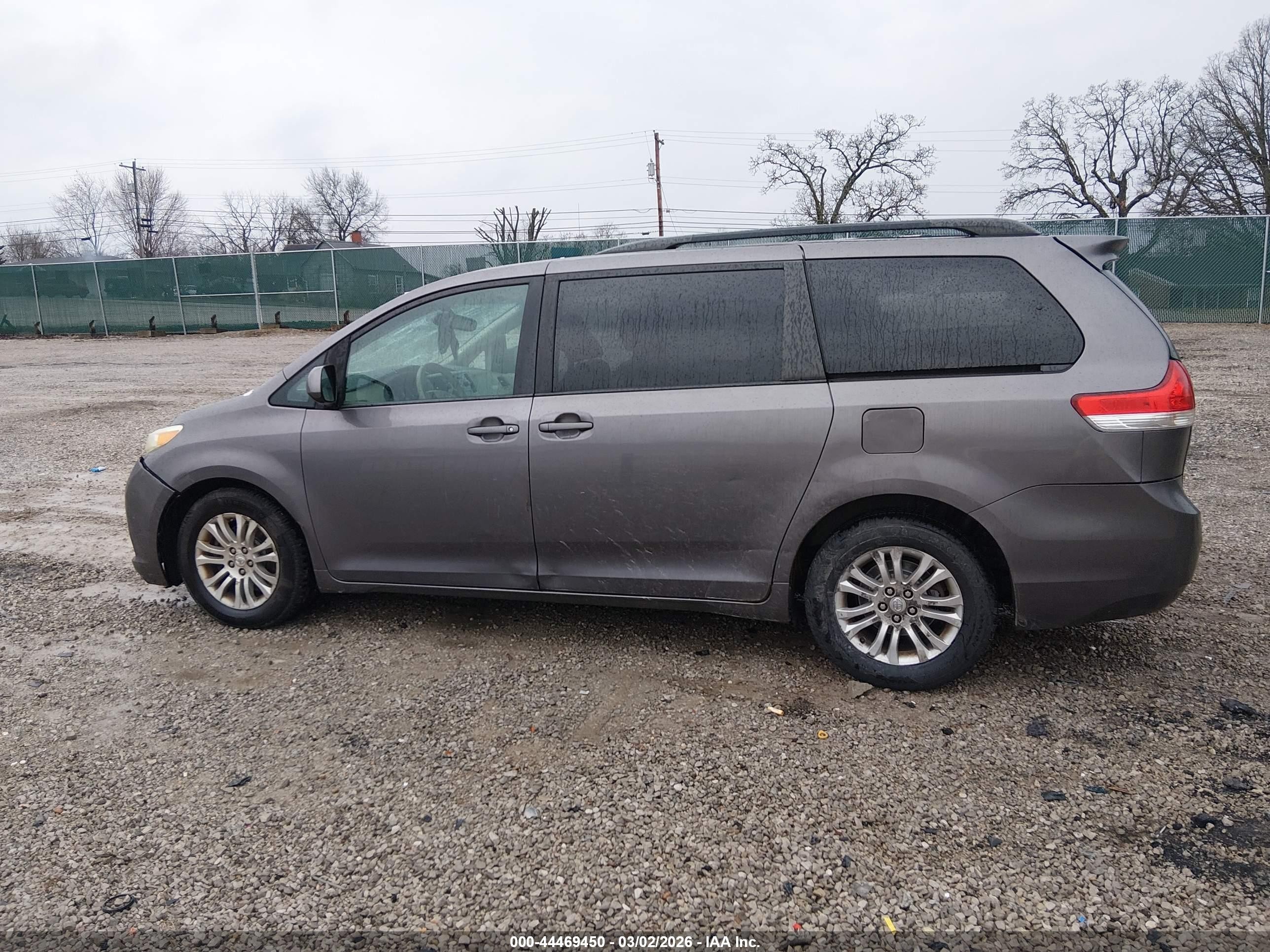 2011 Toyota Sienna Xle V6 Серый vin: 5TDYK3DC2BS032032