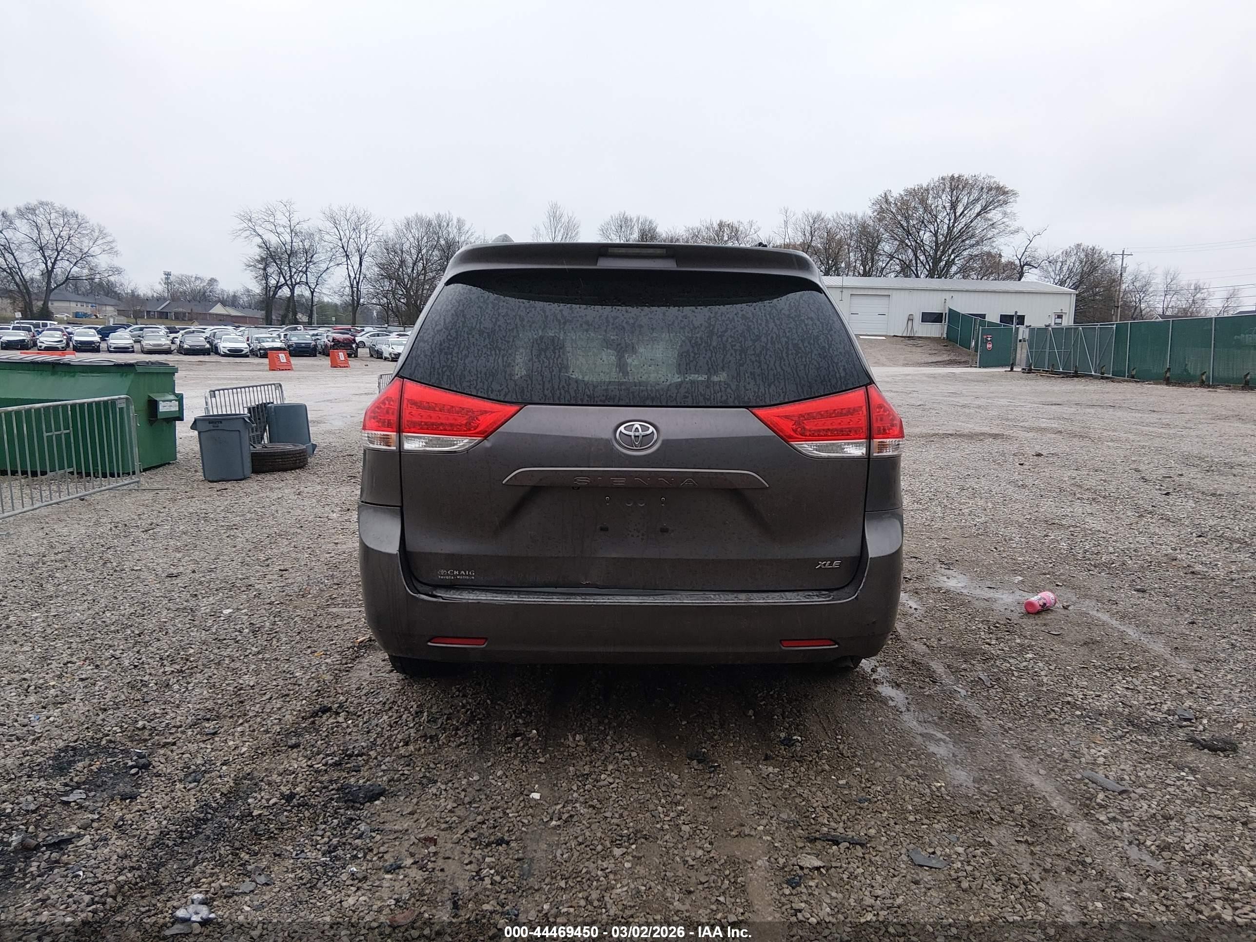 2011 Toyota Sienna Xle V6 Серый vin: 5TDYK3DC2BS032032