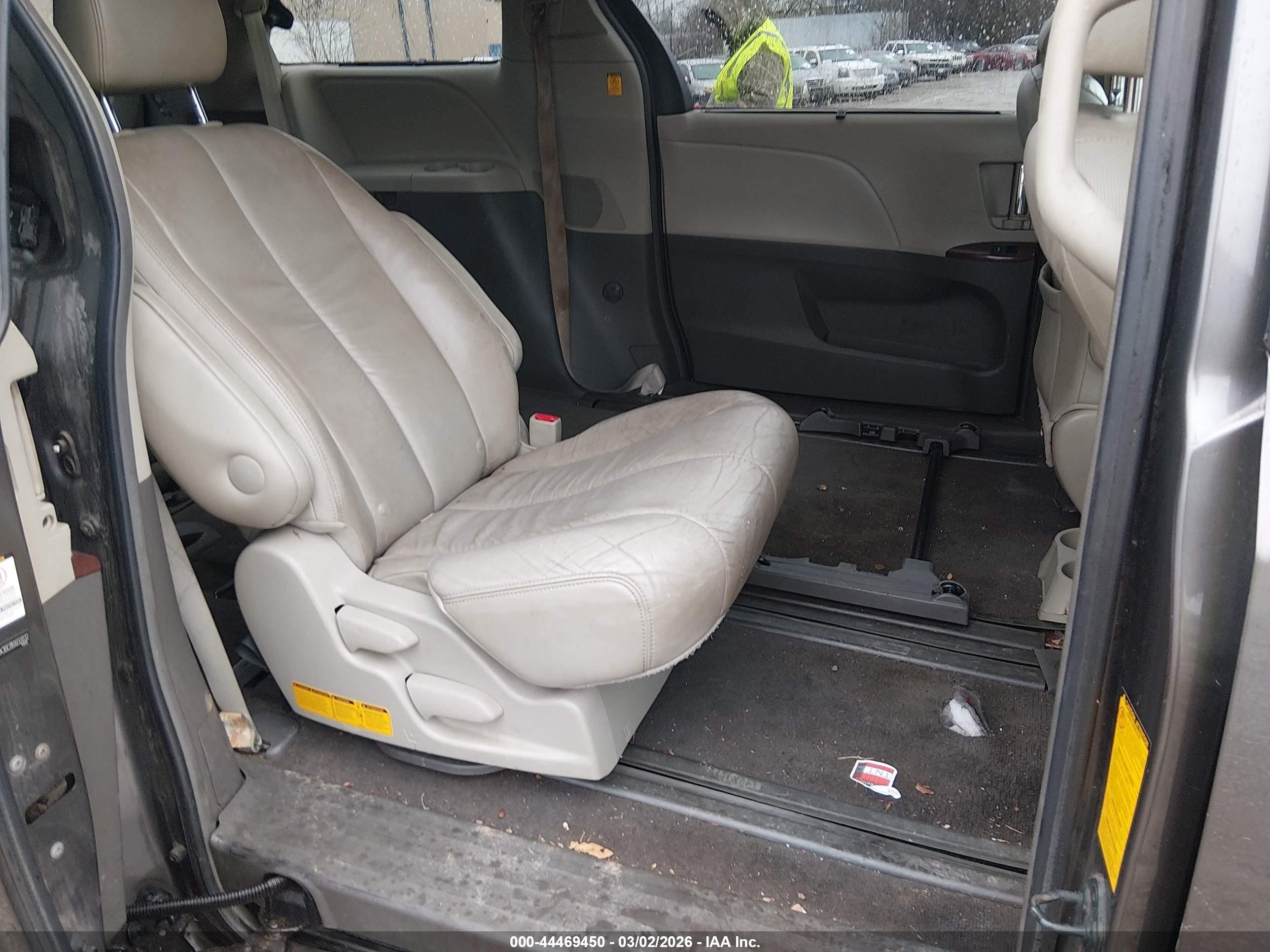 2011 Toyota Sienna Xle V6 Серый vin: 5TDYK3DC2BS032032