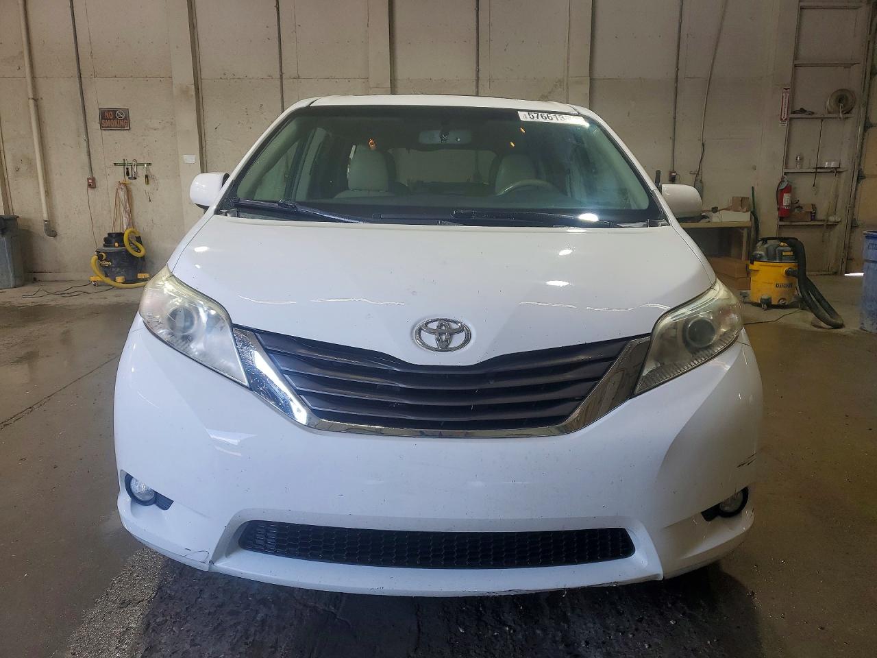 2011 Toyota Sienna Xle 8-passenger White vin: 5TDYK3DC2BS050515