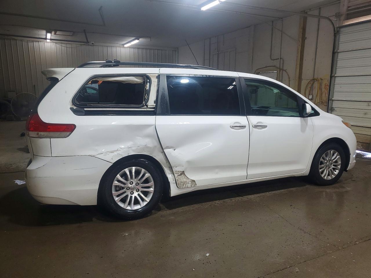 2011 Toyota Sienna Xle 8-passenger White vin: 5TDYK3DC2BS050515