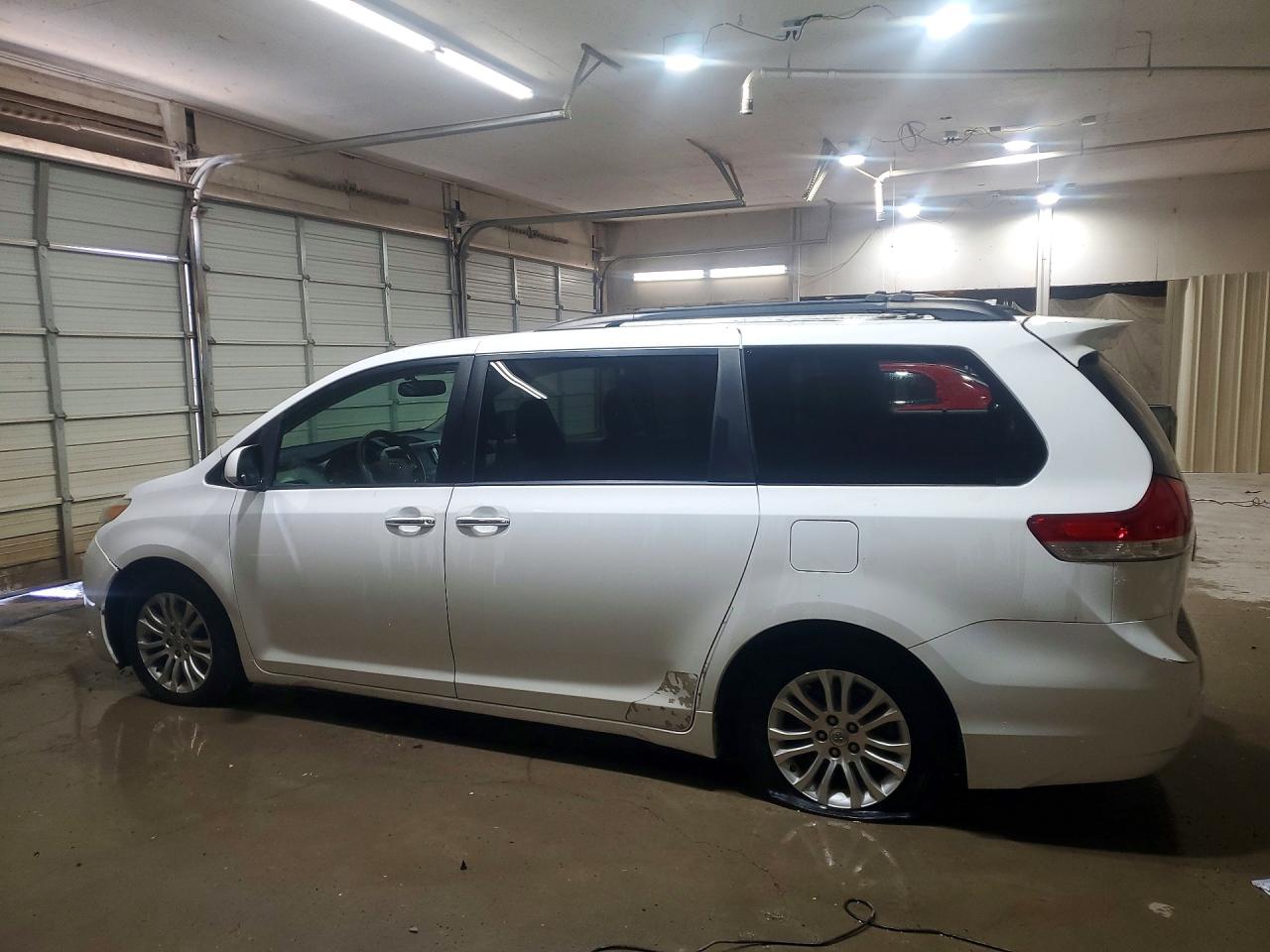 2011 Toyota Sienna Xle 8-passenger White vin: 5TDYK3DC2BS050515