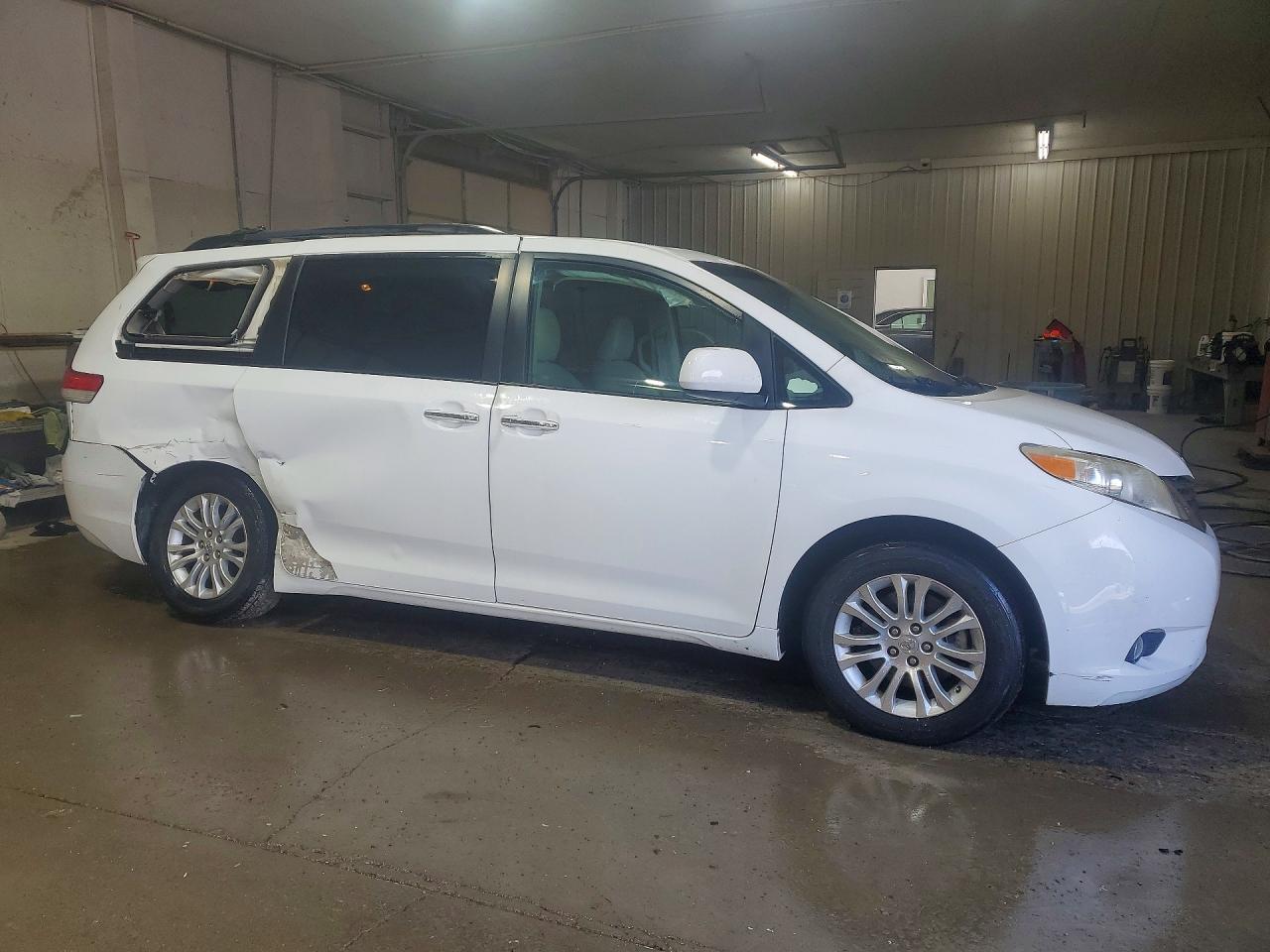 2011 Toyota Sienna Xle 8-passenger White vin: 5TDYK3DC2BS050515
