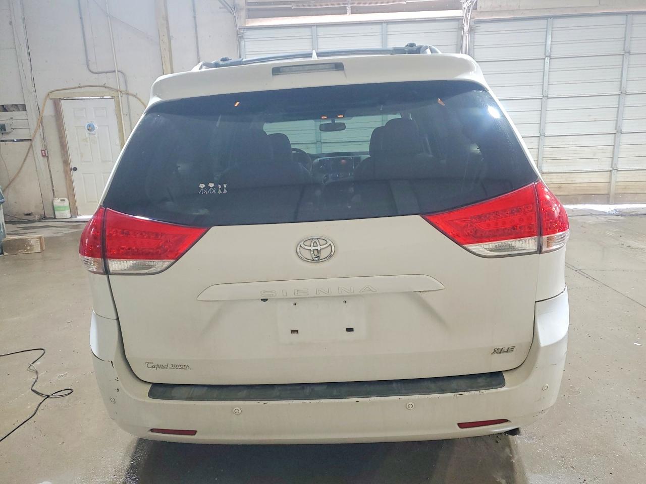 2011 Toyota Sienna Xle 8-passenger White vin: 5TDYK3DC2BS050515