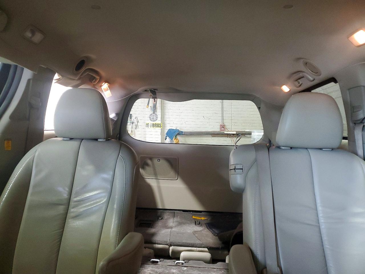 2011 Toyota Sienna Xle 8-passenger White vin: 5TDYK3DC2BS050515