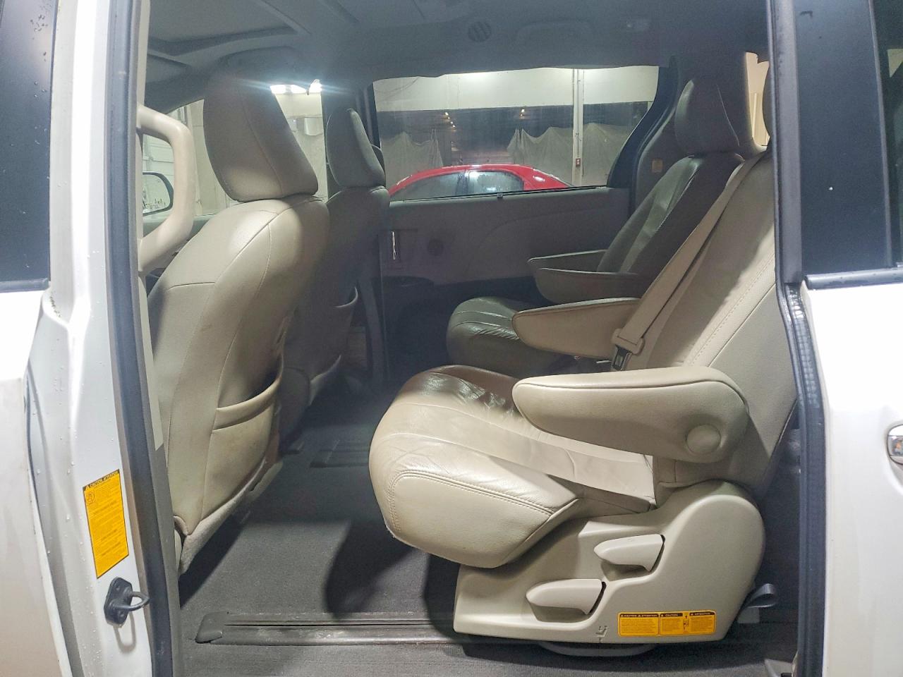 2011 Toyota Sienna Xle 8-passenger White vin: 5TDYK3DC2BS050515