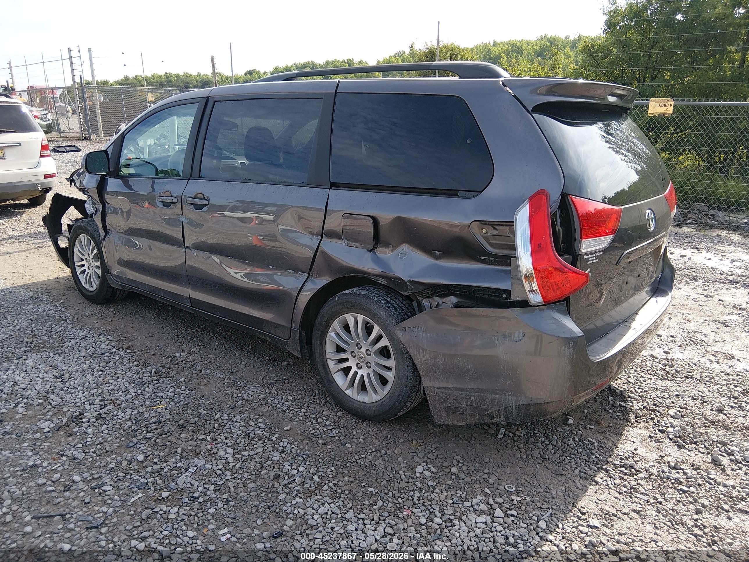 2011 Toyota Sienna Xle V6 Gray vin: 5TDYK3DC2BS053267