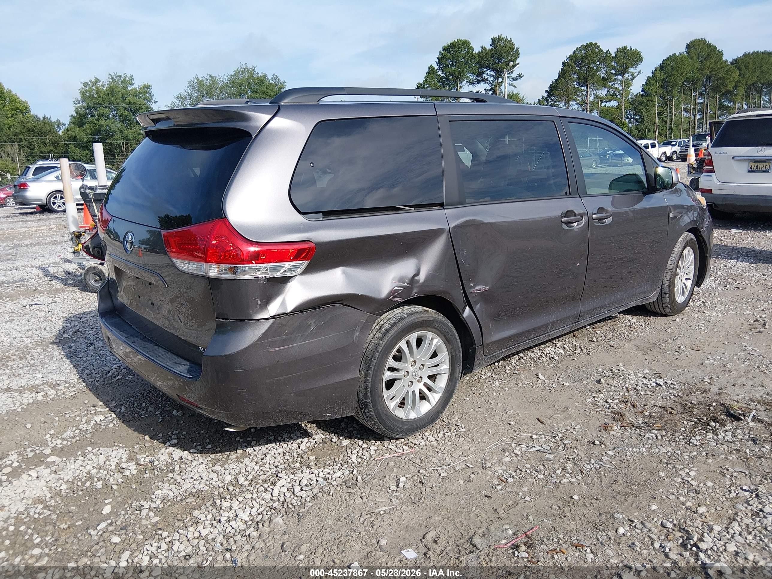 2011 Toyota Sienna Xle V6 Gray vin: 5TDYK3DC2BS053267