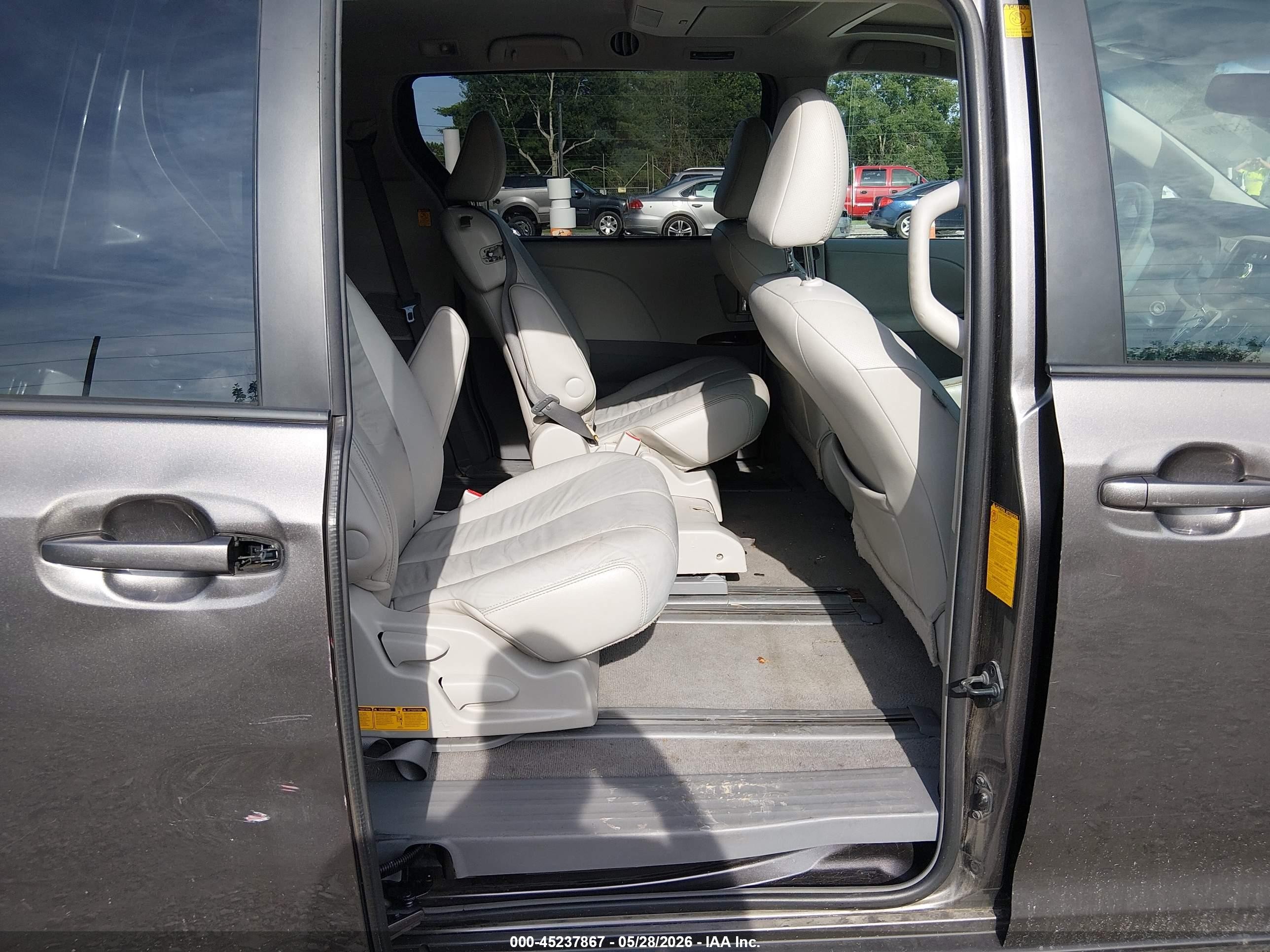 2011 Toyota Sienna Xle V6 Gray vin: 5TDYK3DC2BS053267
