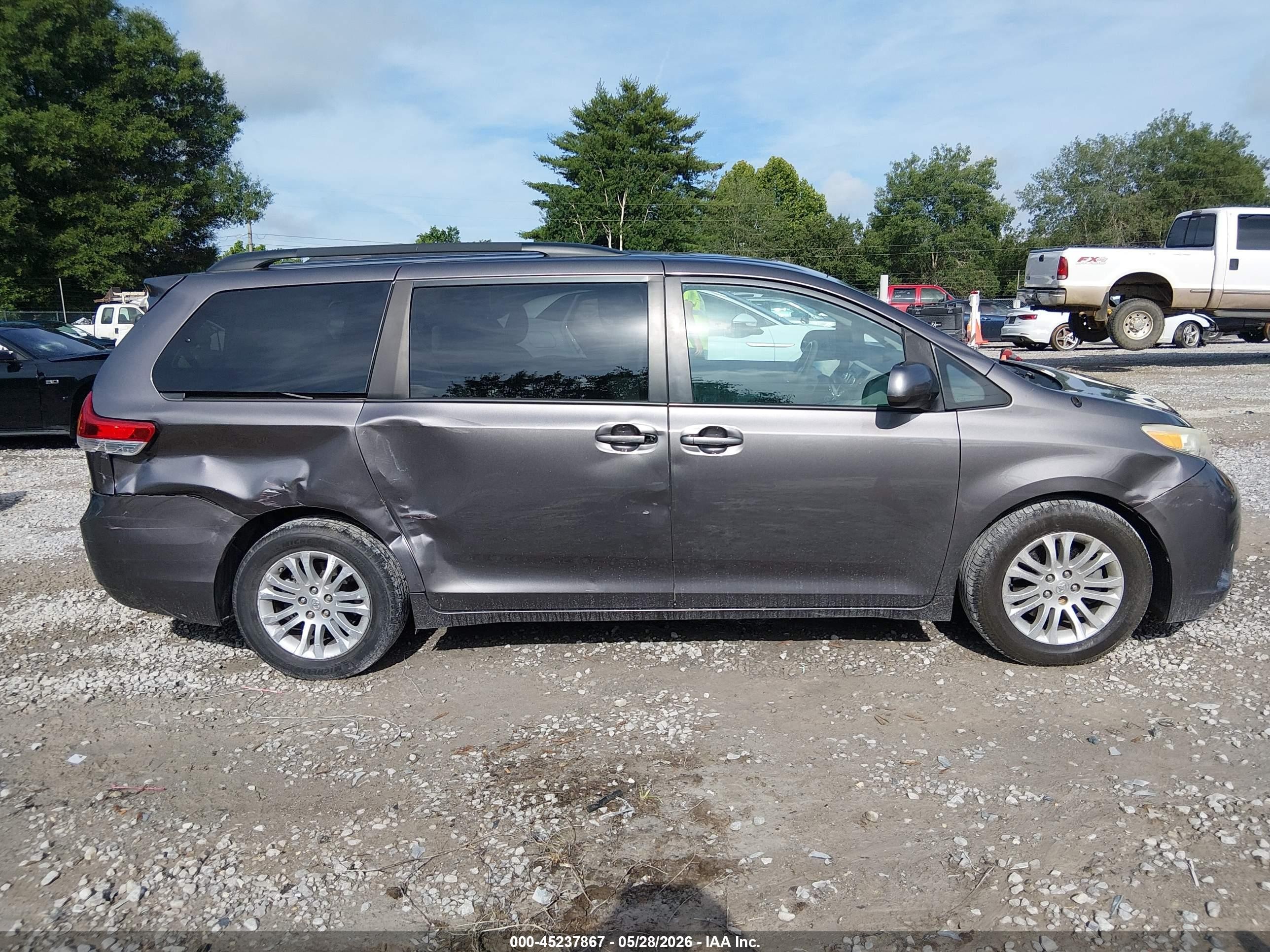 2011 Toyota Sienna Xle V6 Gray vin: 5TDYK3DC2BS053267