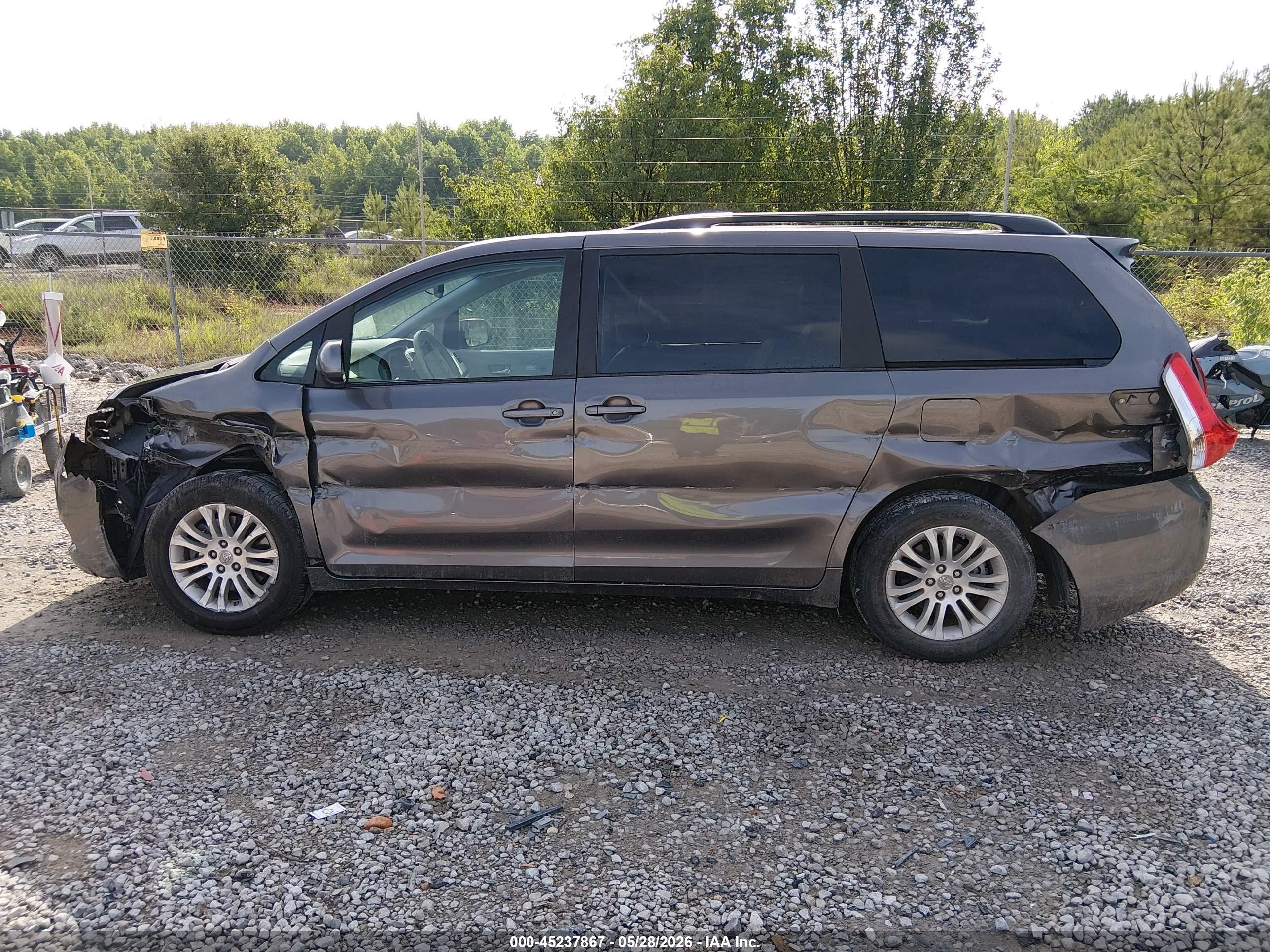 2011 Toyota Sienna Xle V6 Gray vin: 5TDYK3DC2BS053267