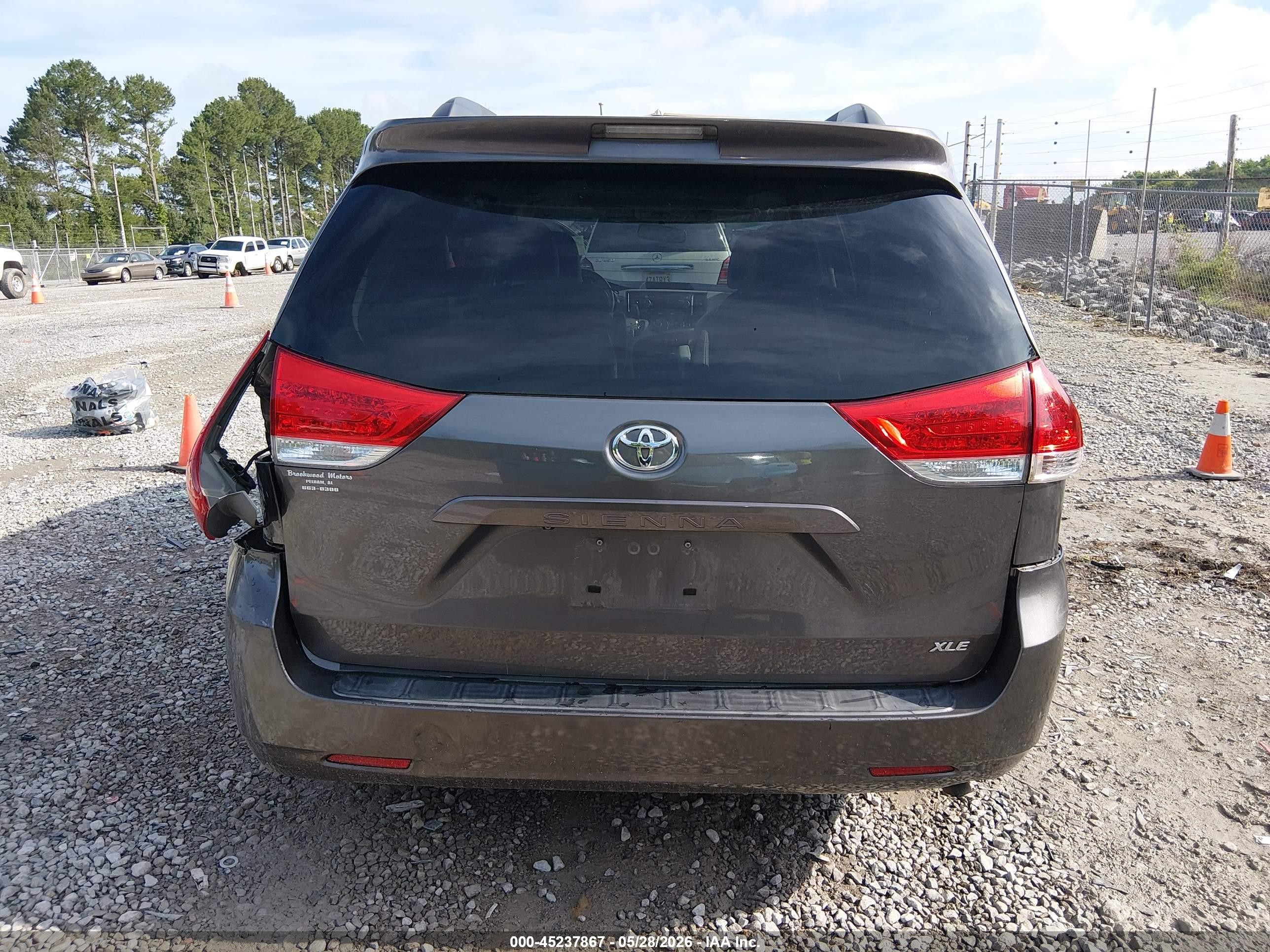 2011 Toyota Sienna Xle V6 Gray vin: 5TDYK3DC2BS053267