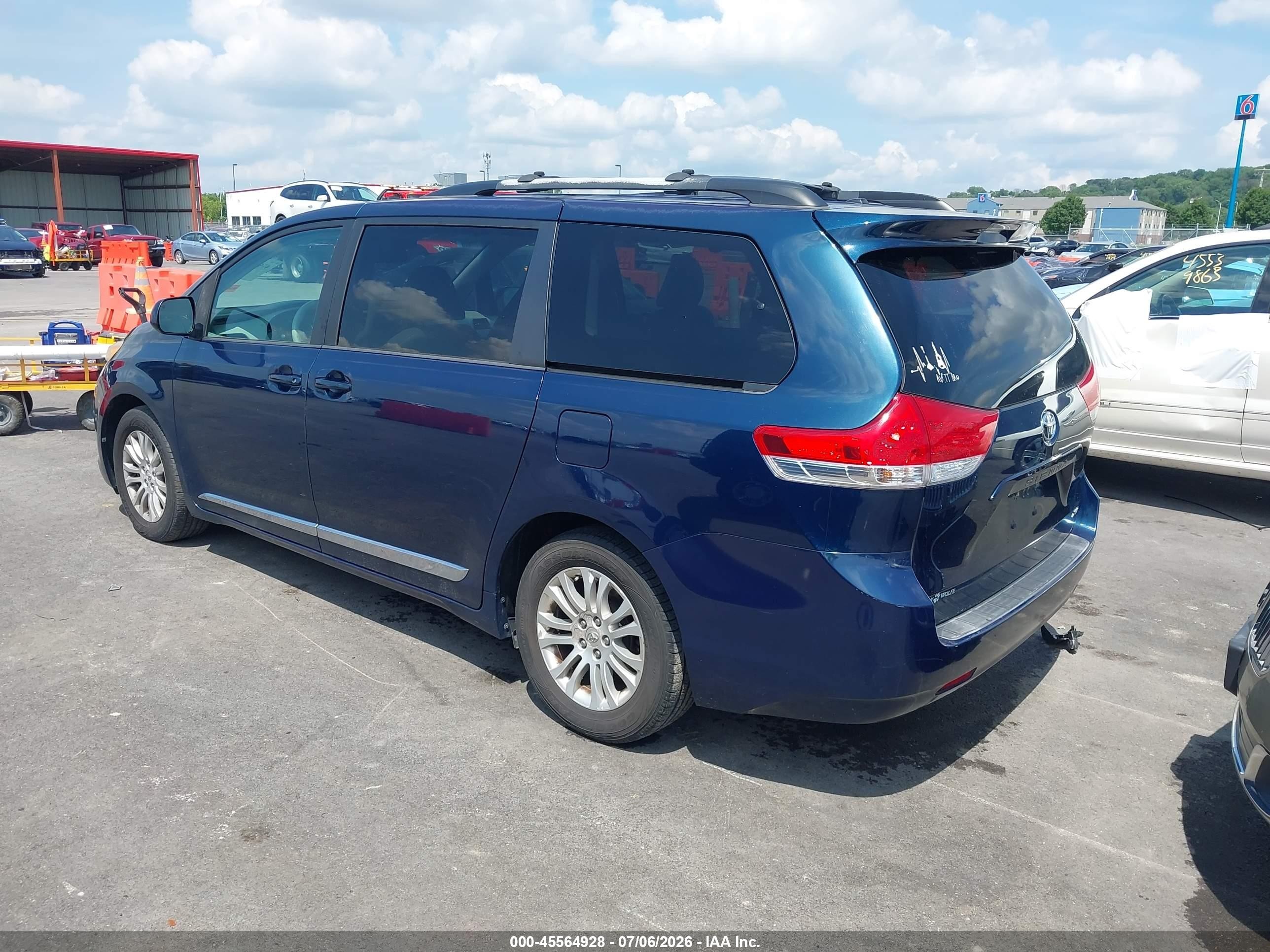 2011 Toyota Sienna Xle V6 Blue vin: 5TDYK3DC2BS067511
