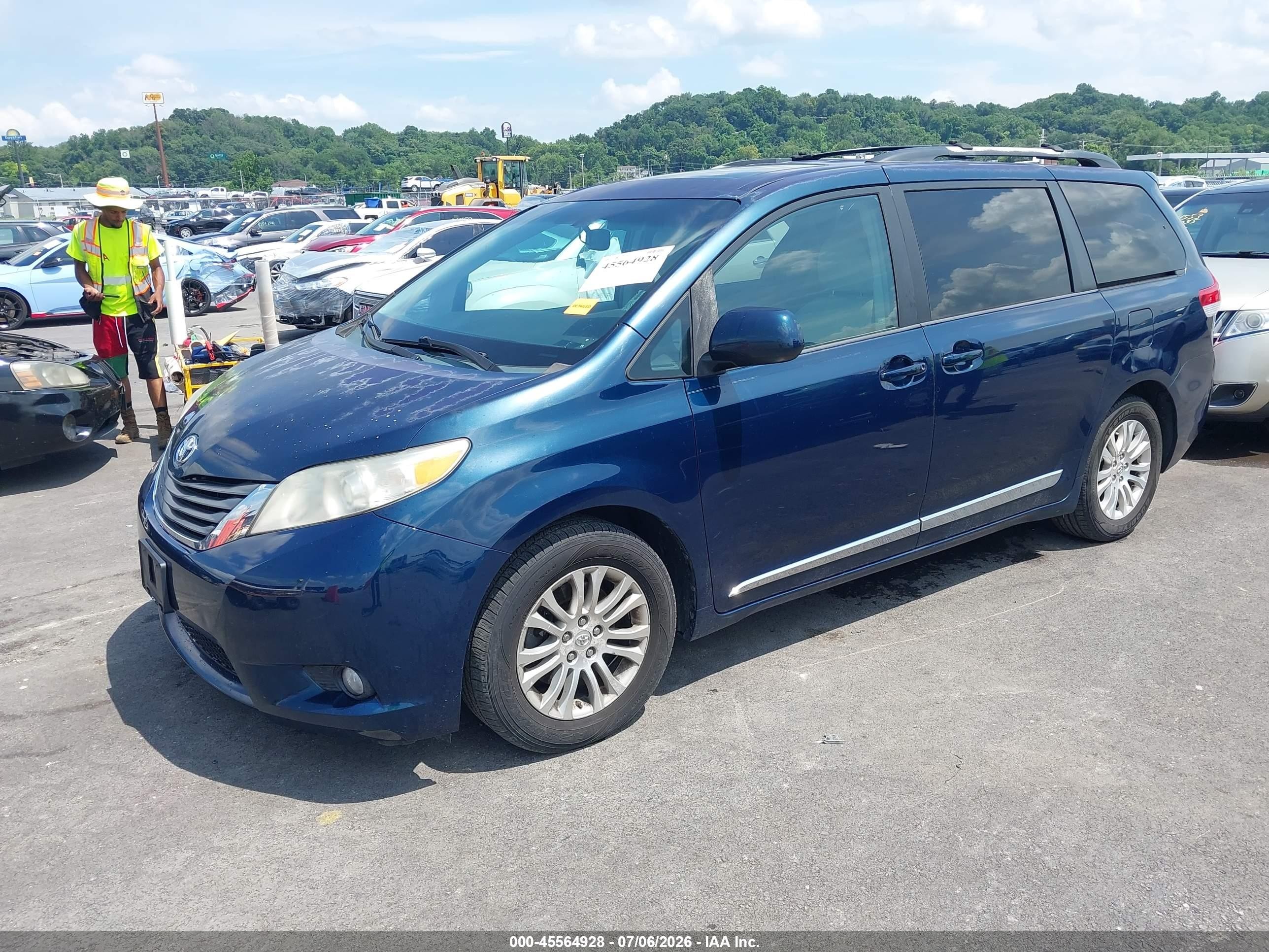 2011 Toyota Sienna Xle V6 Blue vin: 5TDYK3DC2BS067511