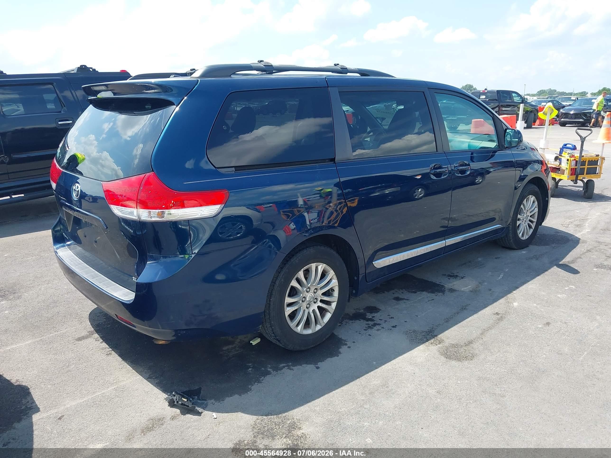 2011 Toyota Sienna Xle V6 Blue vin: 5TDYK3DC2BS067511