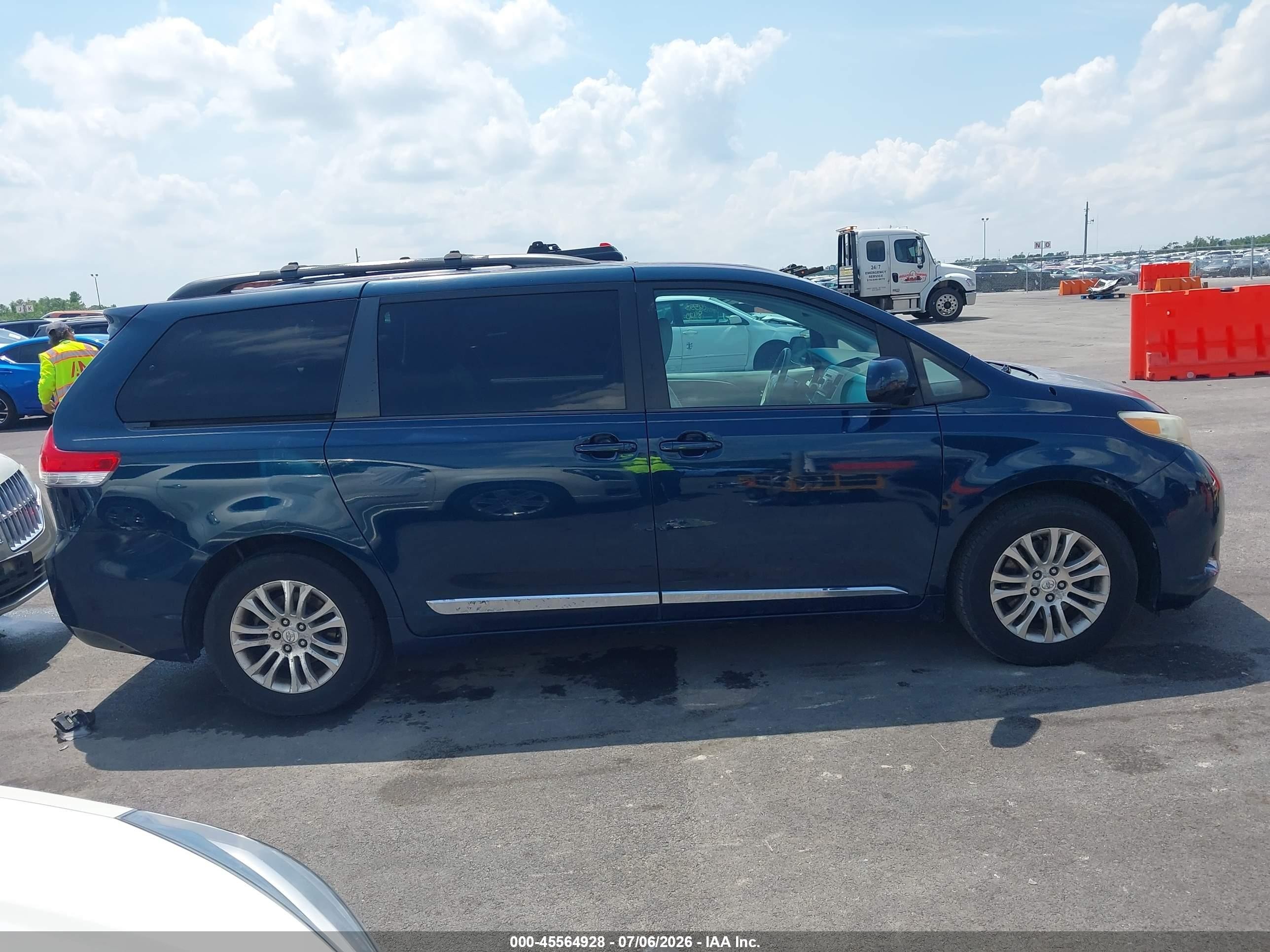 2011 Toyota Sienna Xle V6 Blue vin: 5TDYK3DC2BS067511