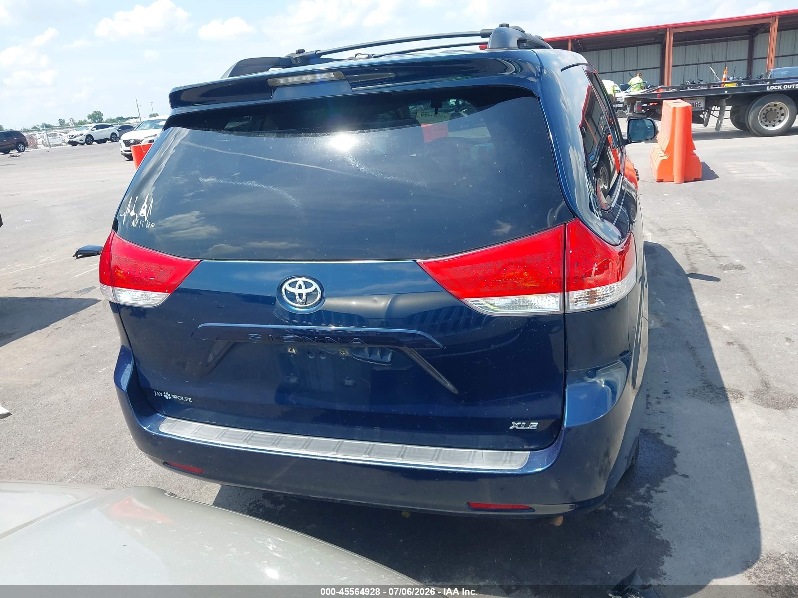 2011 Toyota Sienna Xle V6 Blue vin: 5TDYK3DC2BS067511