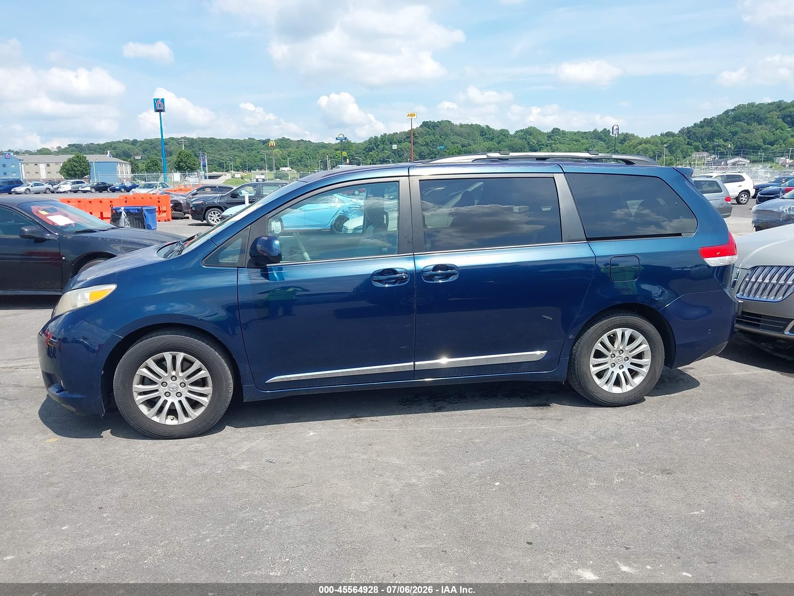 2011 Toyota Sienna Xle V6 Blue vin: 5TDYK3DC2BS067511