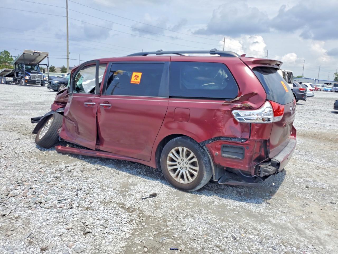 2011 Toyota Sienna Xle 8-passenger Burgundy vin: 5TDYK3DC2BS068321