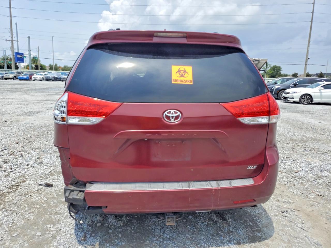 2011 Toyota Sienna Xle 8-passenger Burgundy vin: 5TDYK3DC2BS068321