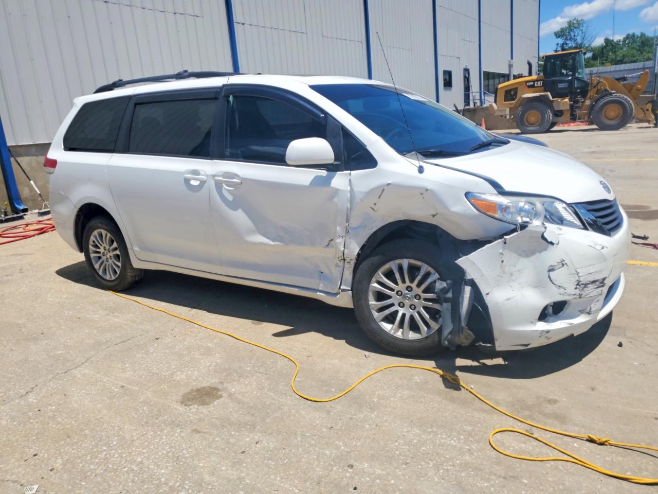 2011 Toyota Sienna Xle 8-passenger White vin: 5TDYK3DC2BS069677