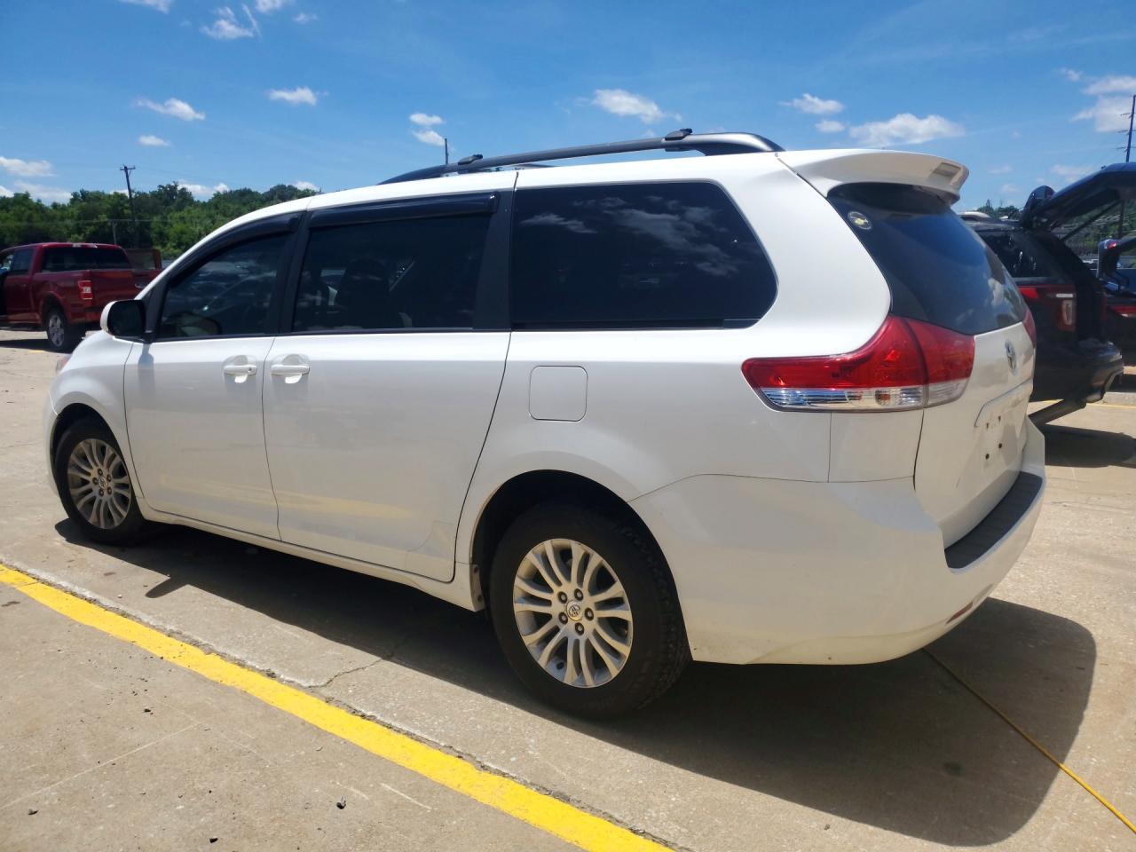 2011 Toyota Sienna Xle 8-passenger White vin: 5TDYK3DC2BS069677