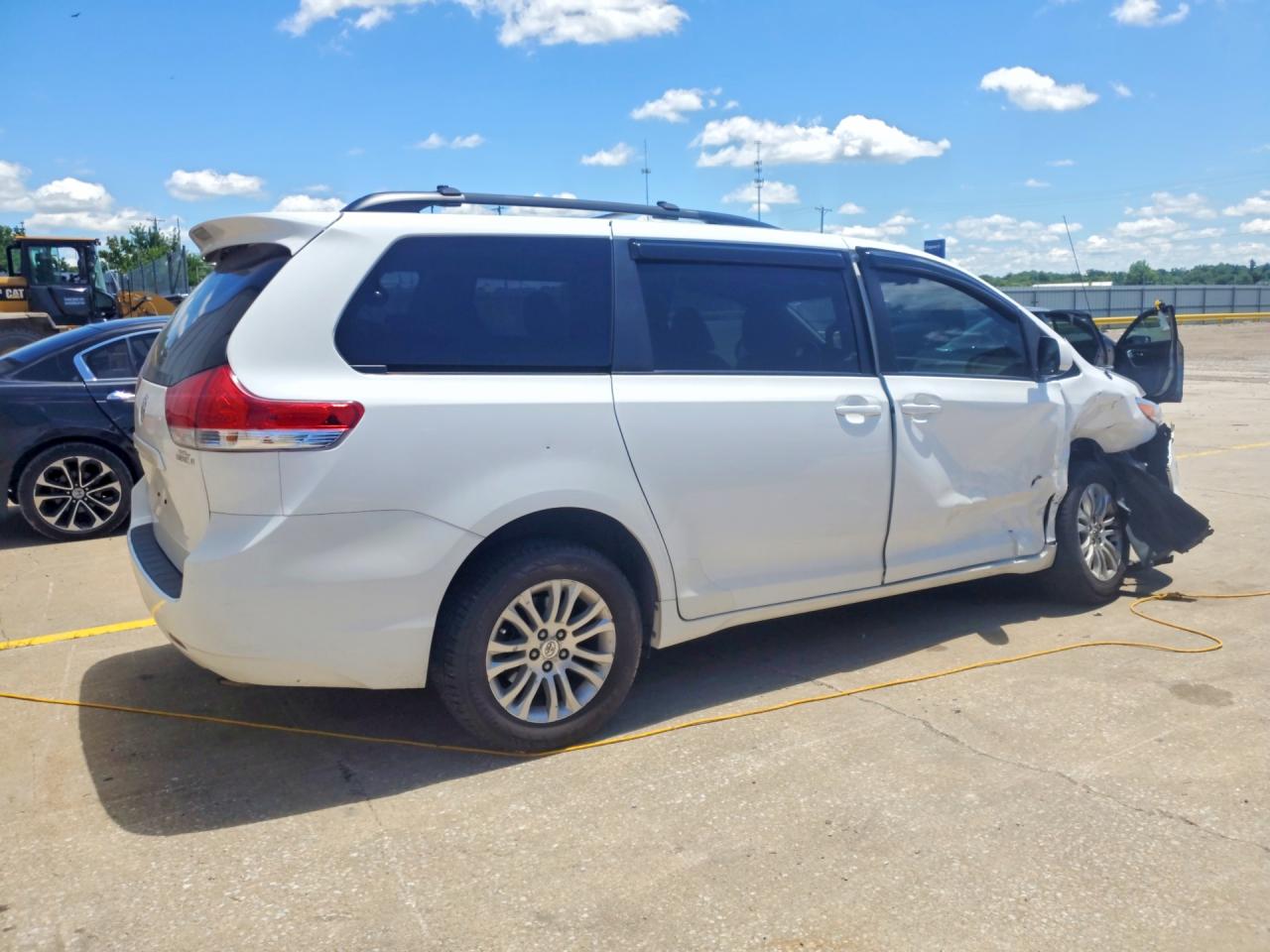 2011 Toyota Sienna Xle 8-passenger White vin: 5TDYK3DC2BS069677