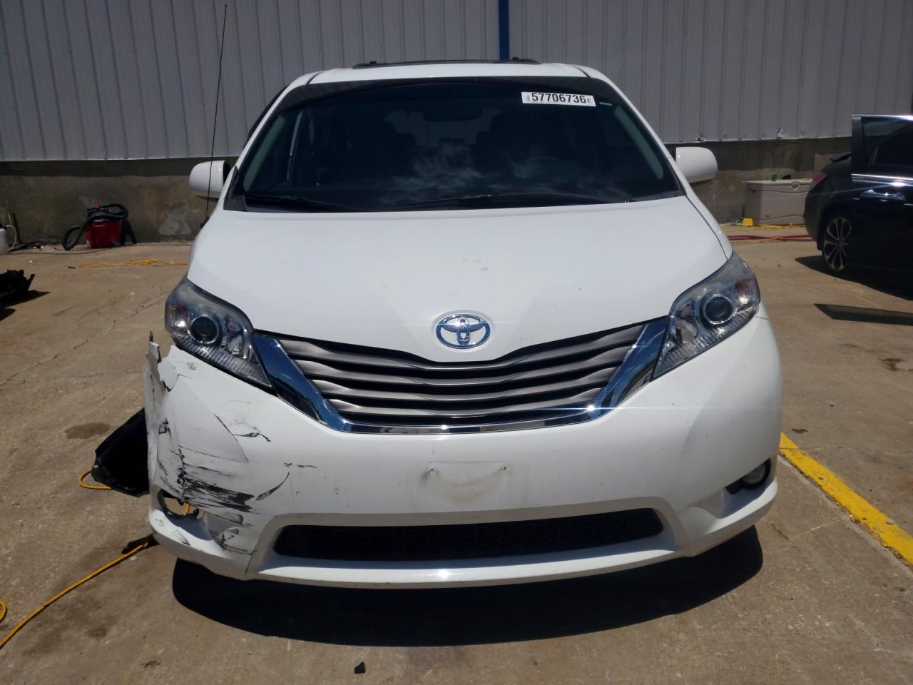 2011 Toyota Sienna Xle 8-passenger White vin: 5TDYK3DC2BS069677