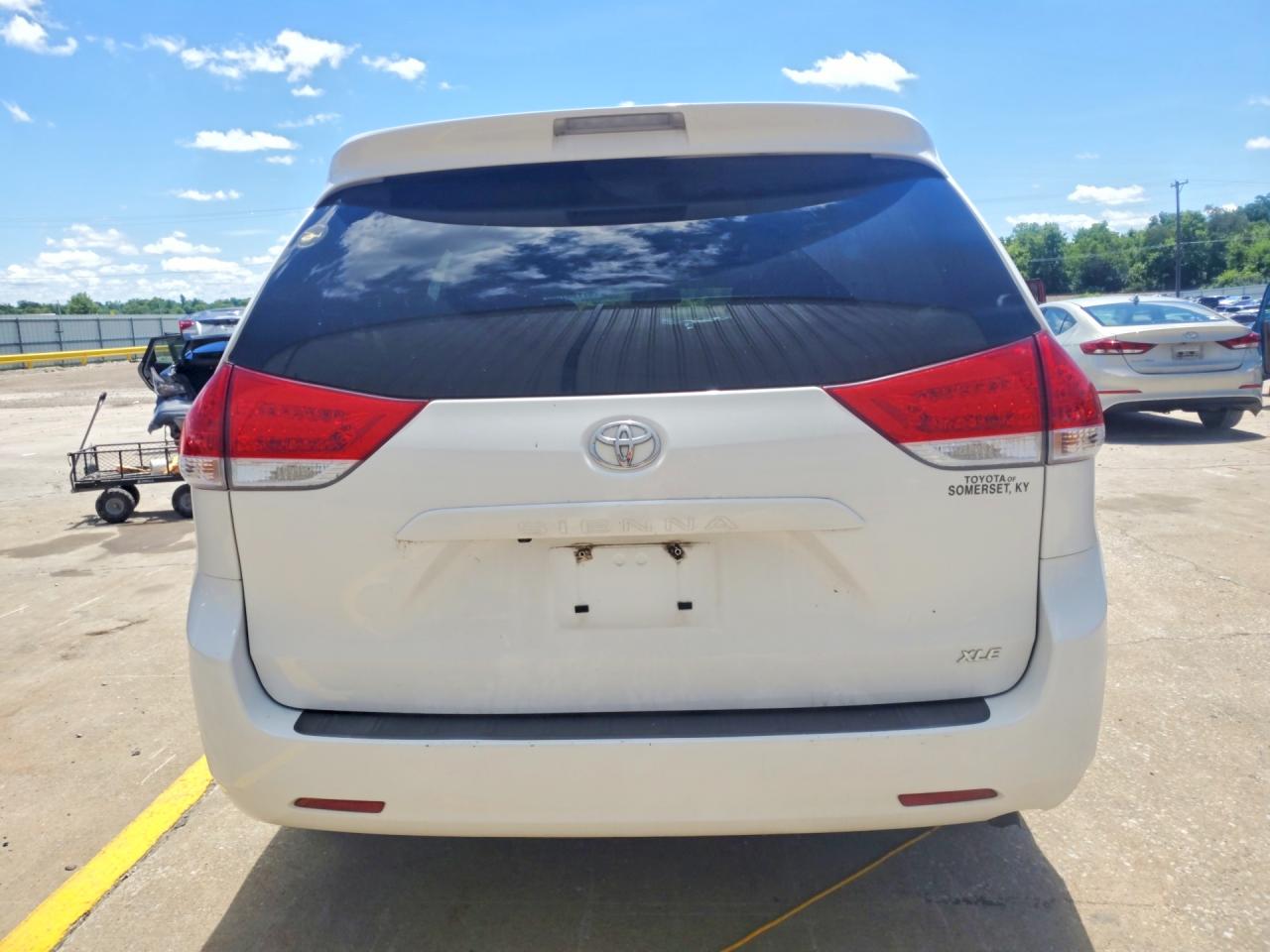 2011 Toyota Sienna Xle 8-passenger White vin: 5TDYK3DC2BS069677