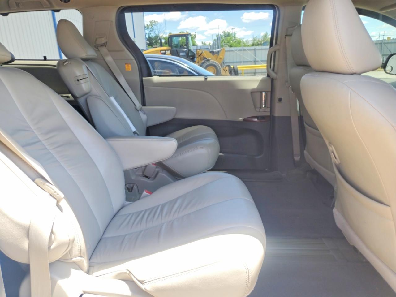 2011 Toyota Sienna Xle 8-passenger White vin: 5TDYK3DC2BS069677