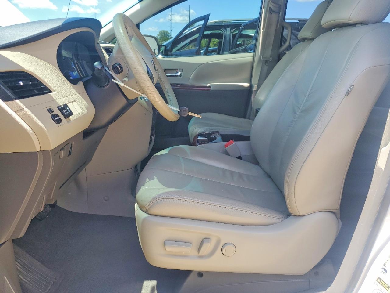 2011 Toyota Sienna Xle 8-passenger White vin: 5TDYK3DC2BS069677