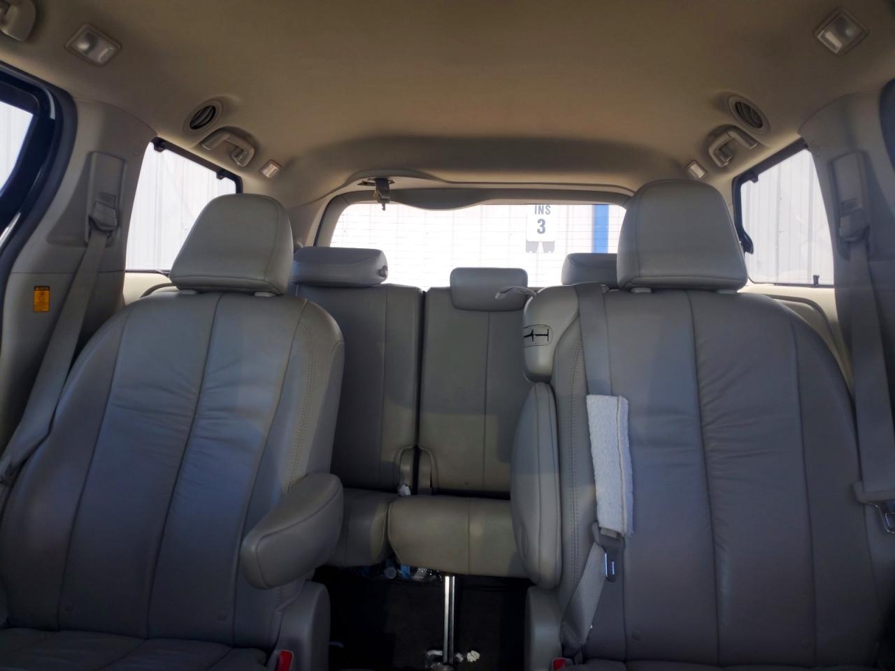 2011 Toyota Sienna Xle 8-passenger White vin: 5TDYK3DC2BS069677