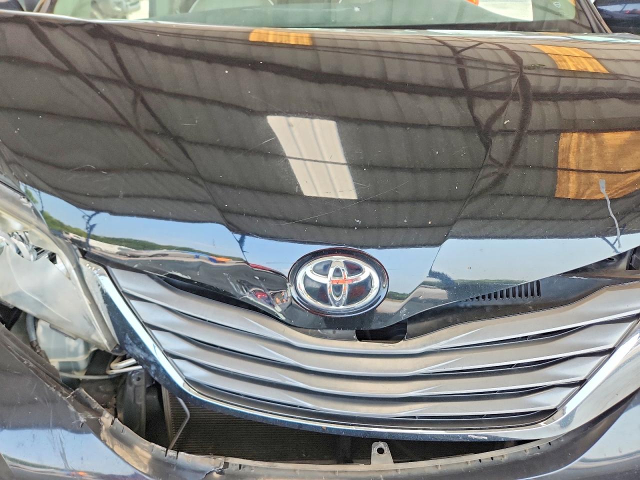 2011 Toyota Sienna Xle 8-passenger Black vin: 5TDYK3DC2BS085085