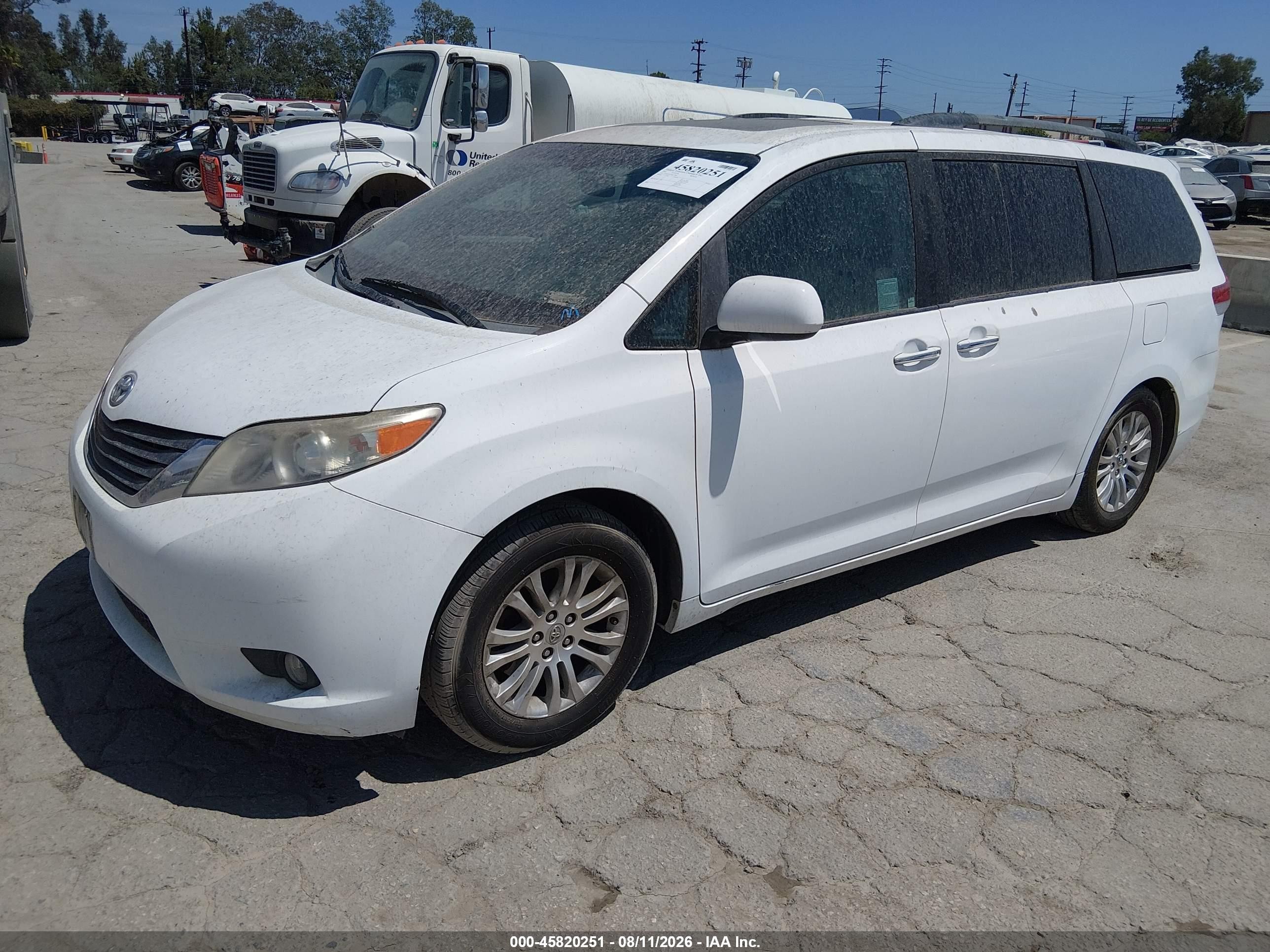 2011 Toyota Sienna Xle V6 White vin: 5TDYK3DC2BS117999
