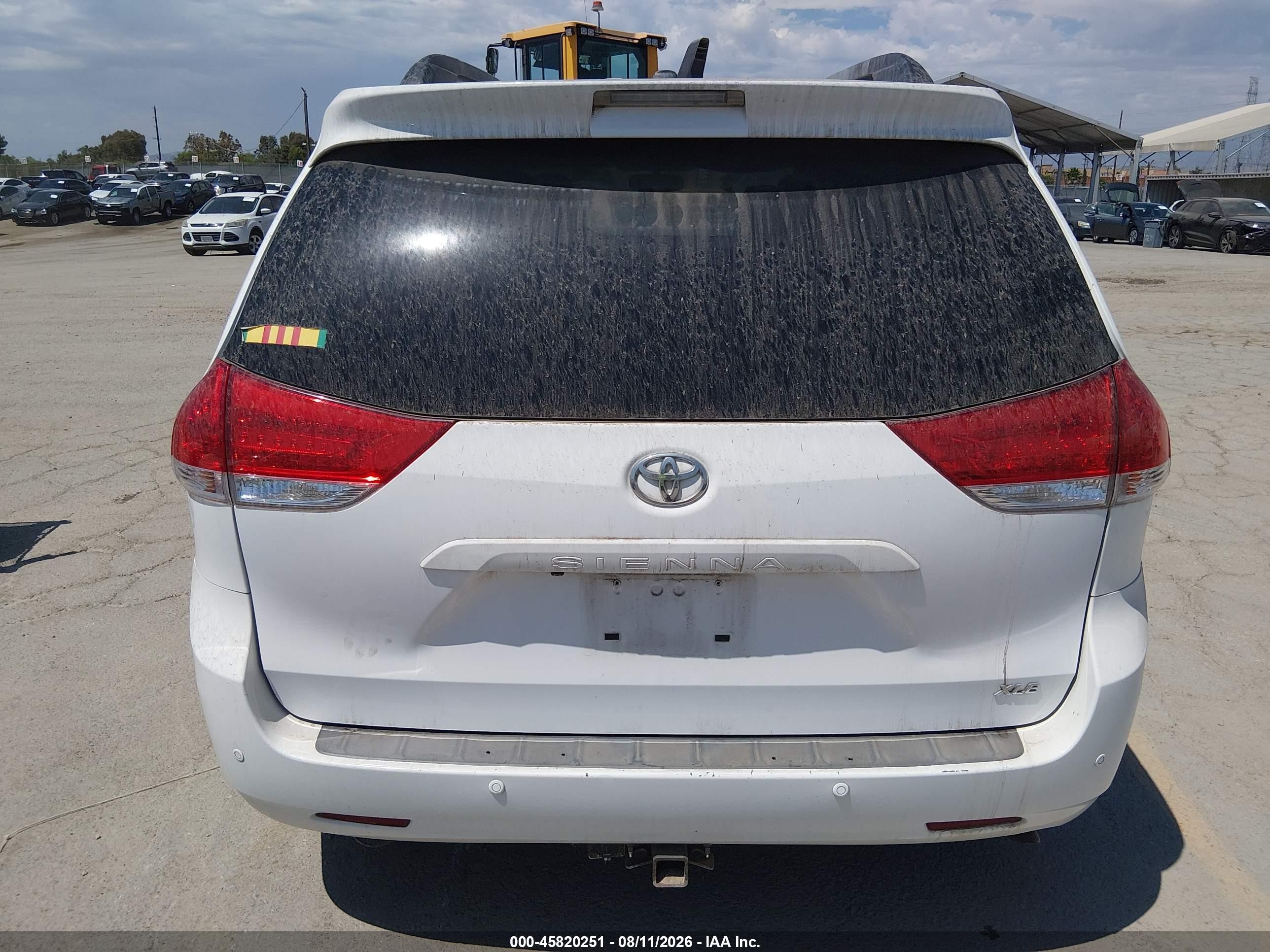 2011 Toyota Sienna Xle V6 White vin: 5TDYK3DC2BS117999