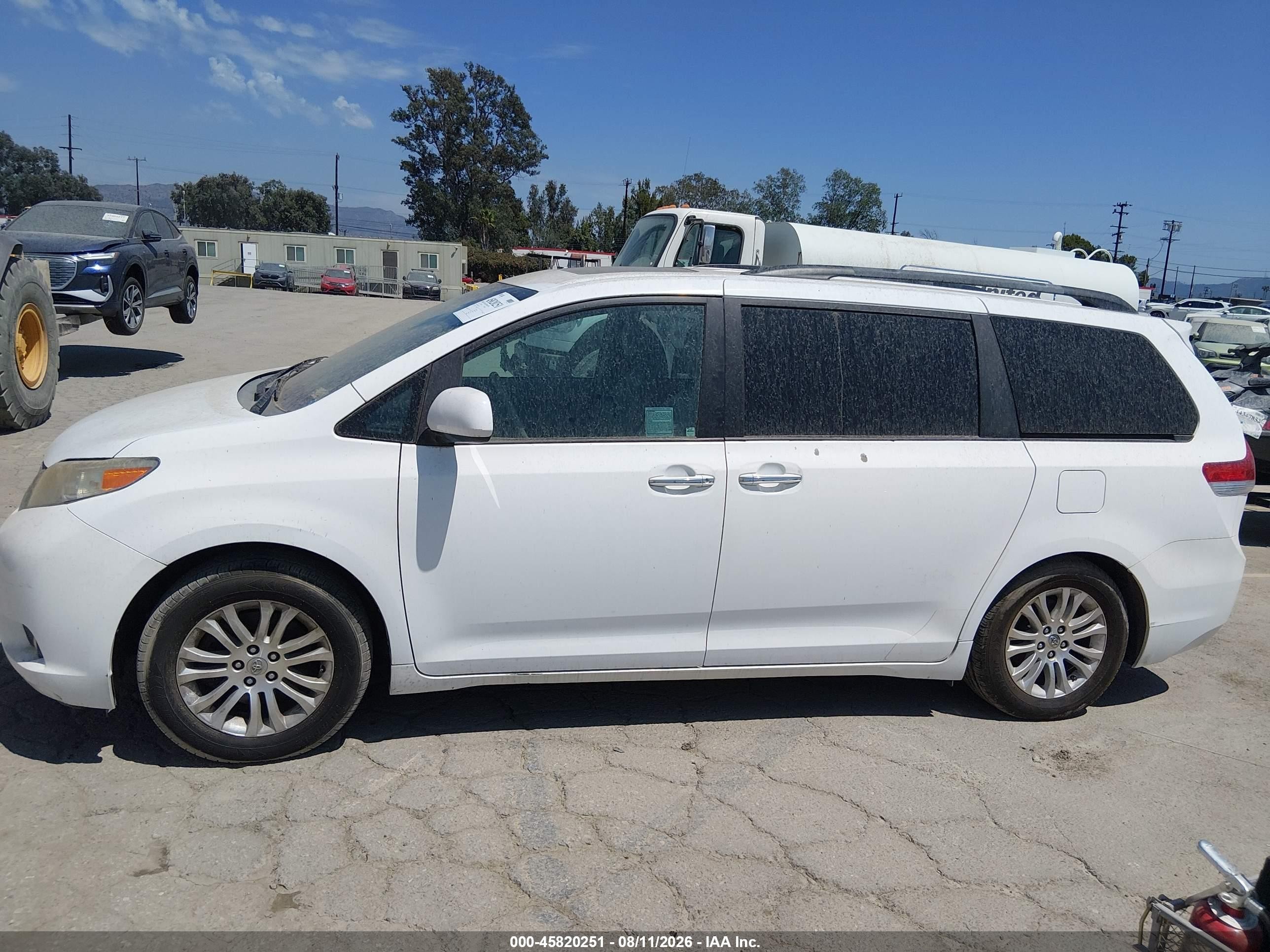 2011 Toyota Sienna Xle V6 White vin: 5TDYK3DC2BS117999