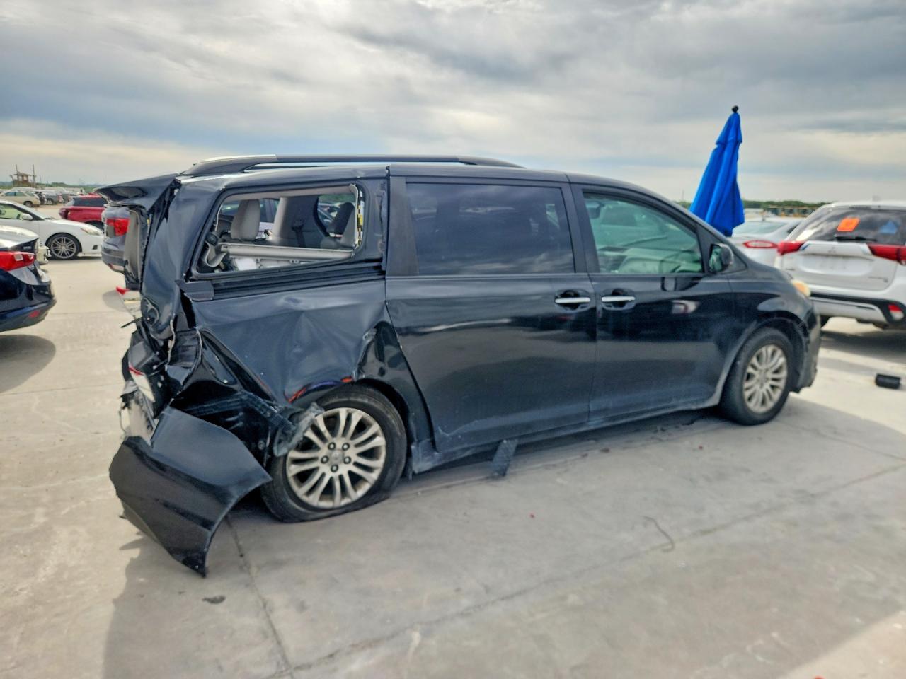 2011 Toyota Sienna Xle 8-passenger Black vin: 5TDYK3DC2BS120627