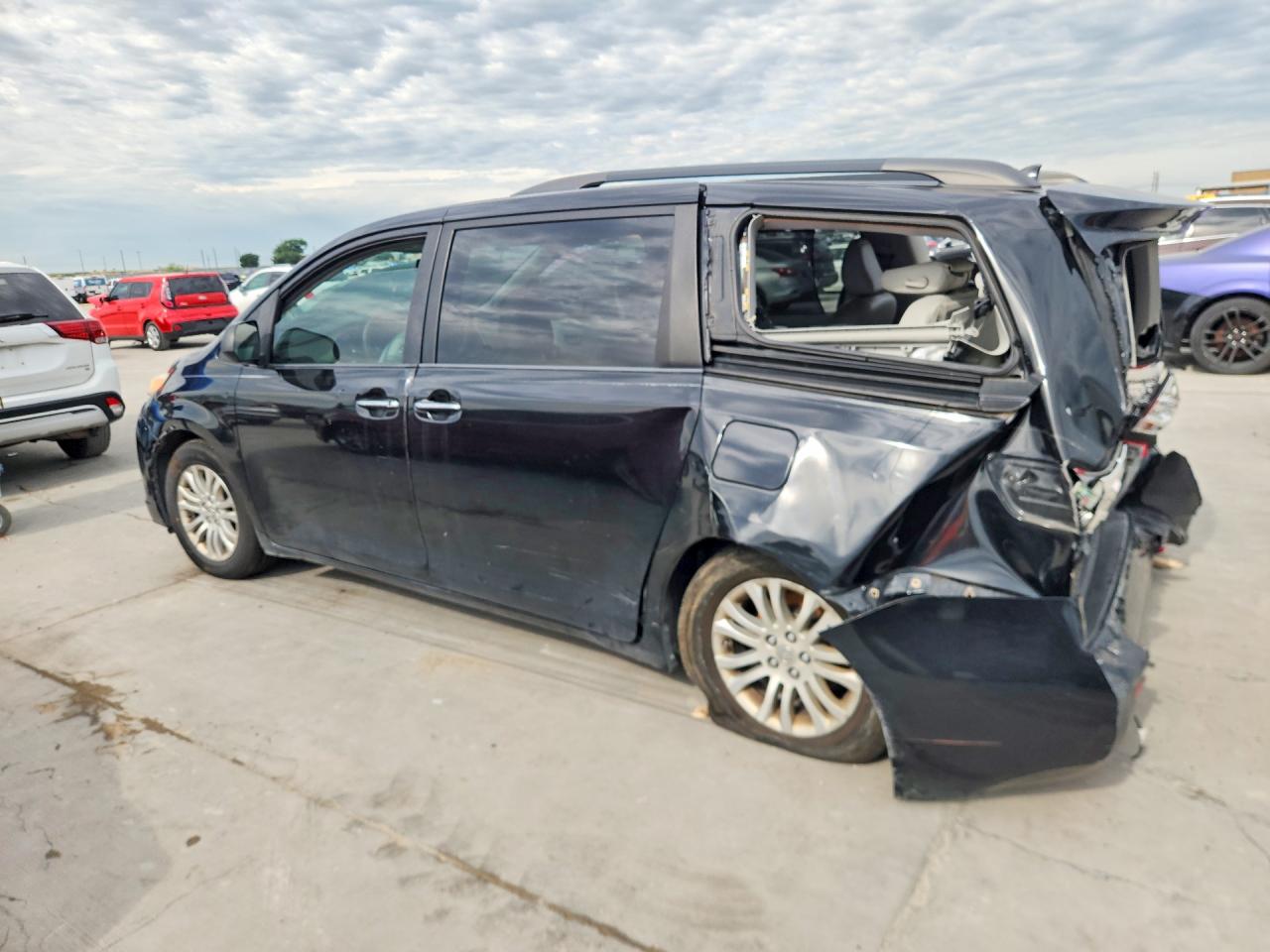 2011 Toyota Sienna Xle 8-passenger Black vin: 5TDYK3DC2BS120627