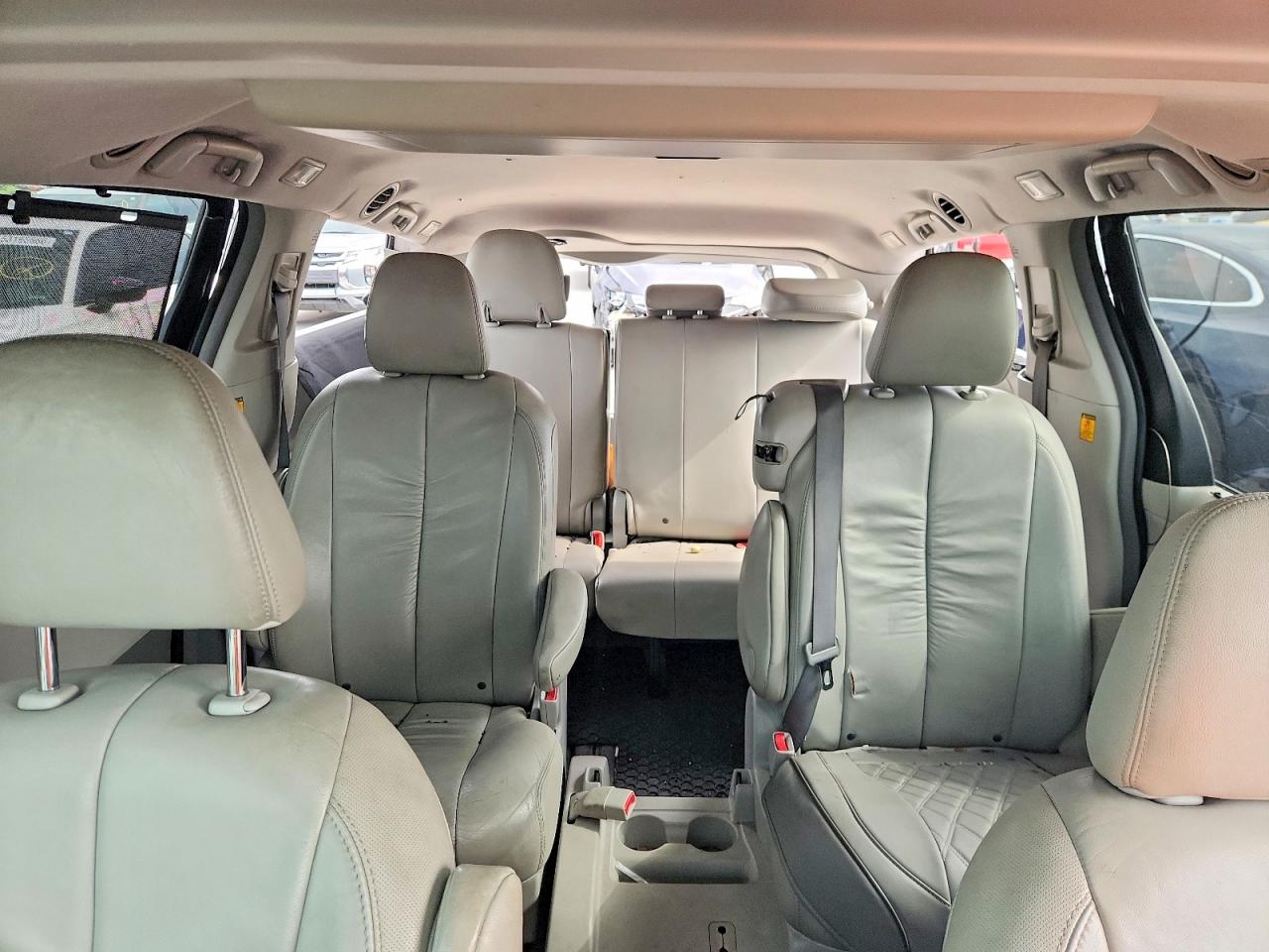 2011 Toyota Sienna Xle 8-passenger Black vin: 5TDYK3DC2BS120627