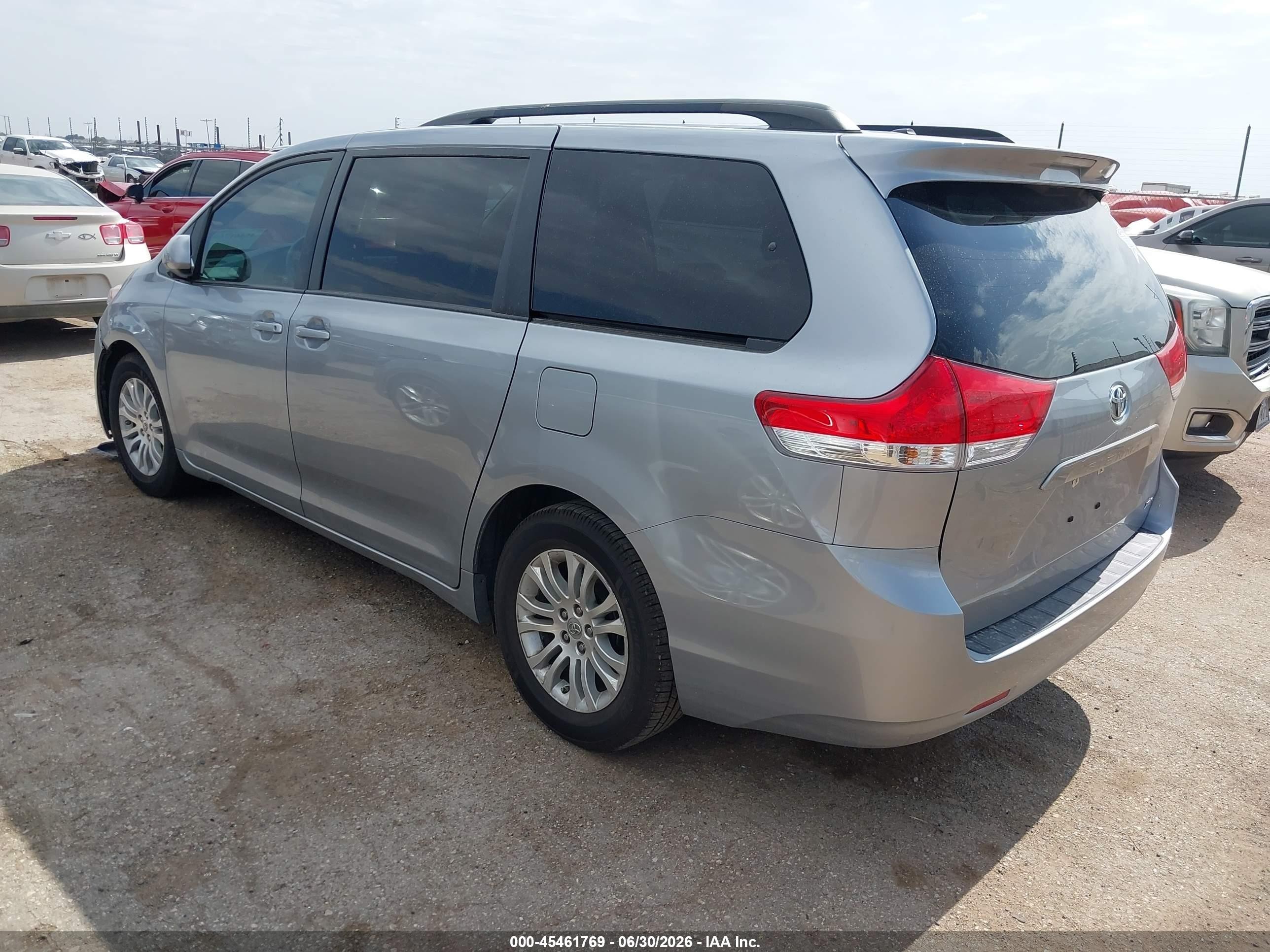2011 Toyota Sienna Xle V6 Silver vin: 5TDYK3DC2BS123947