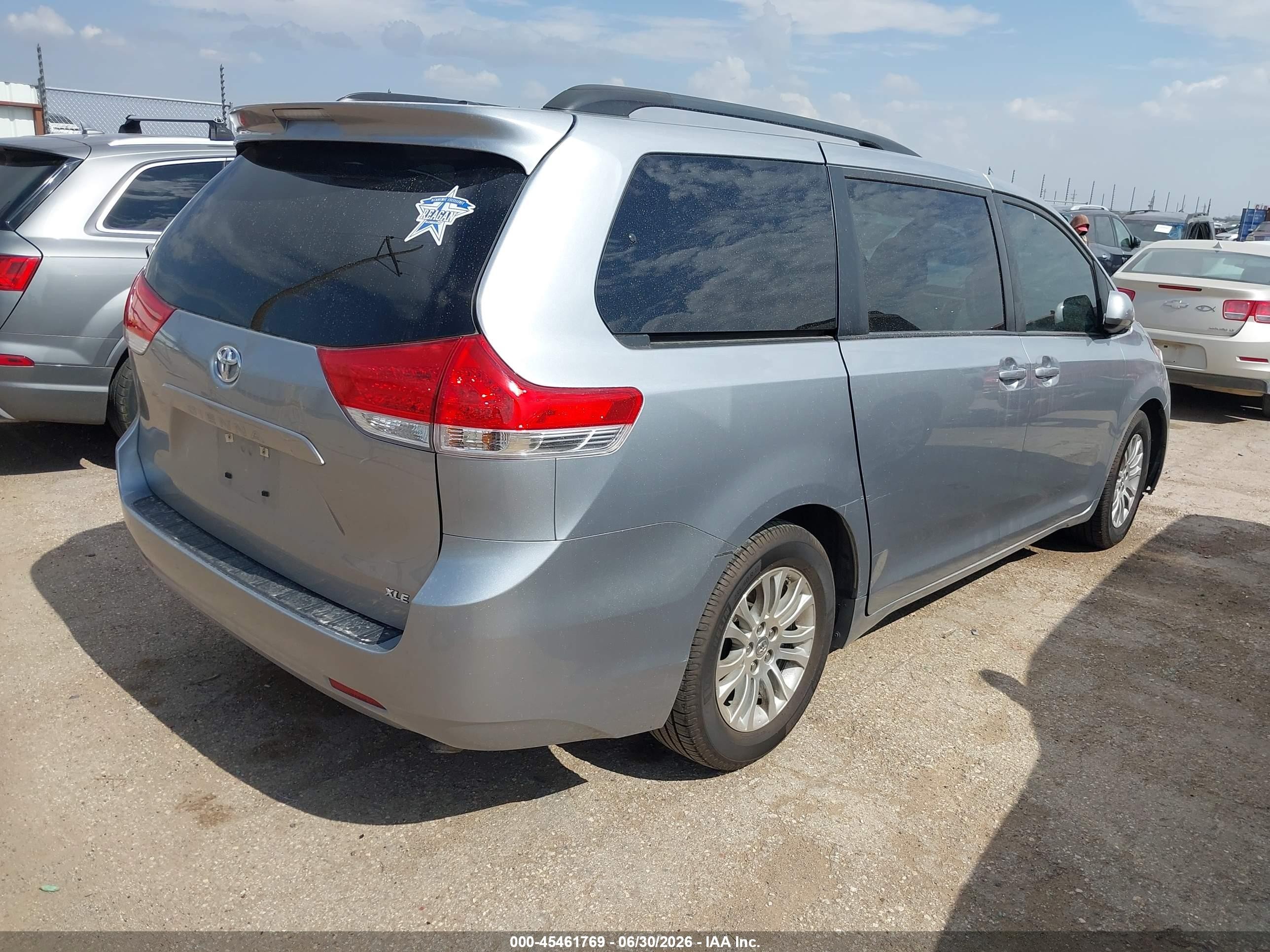 2011 Toyota Sienna Xle V6 Silver vin: 5TDYK3DC2BS123947