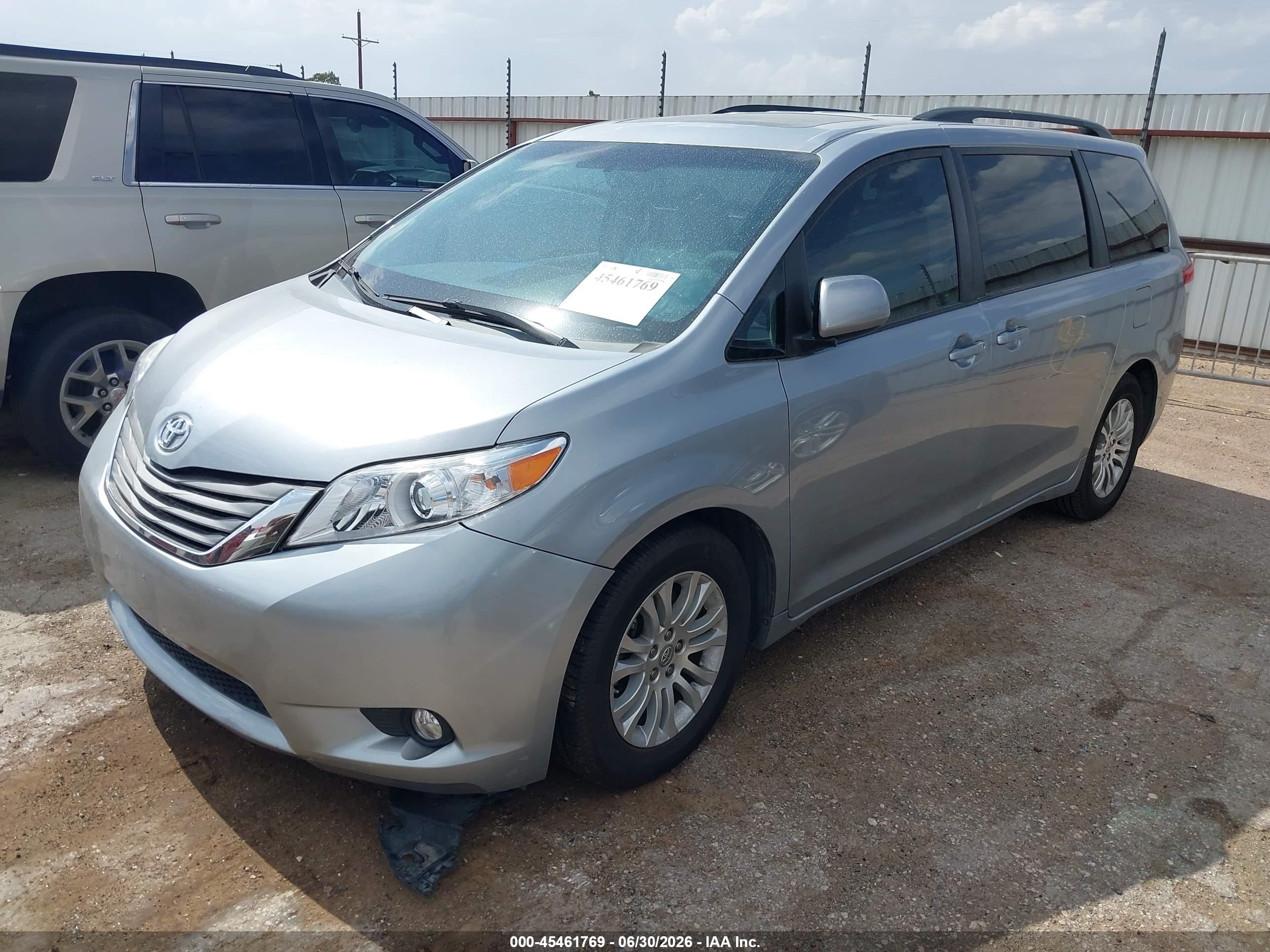 2011 Toyota Sienna Xle V6 Silver vin: 5TDYK3DC2BS123947
