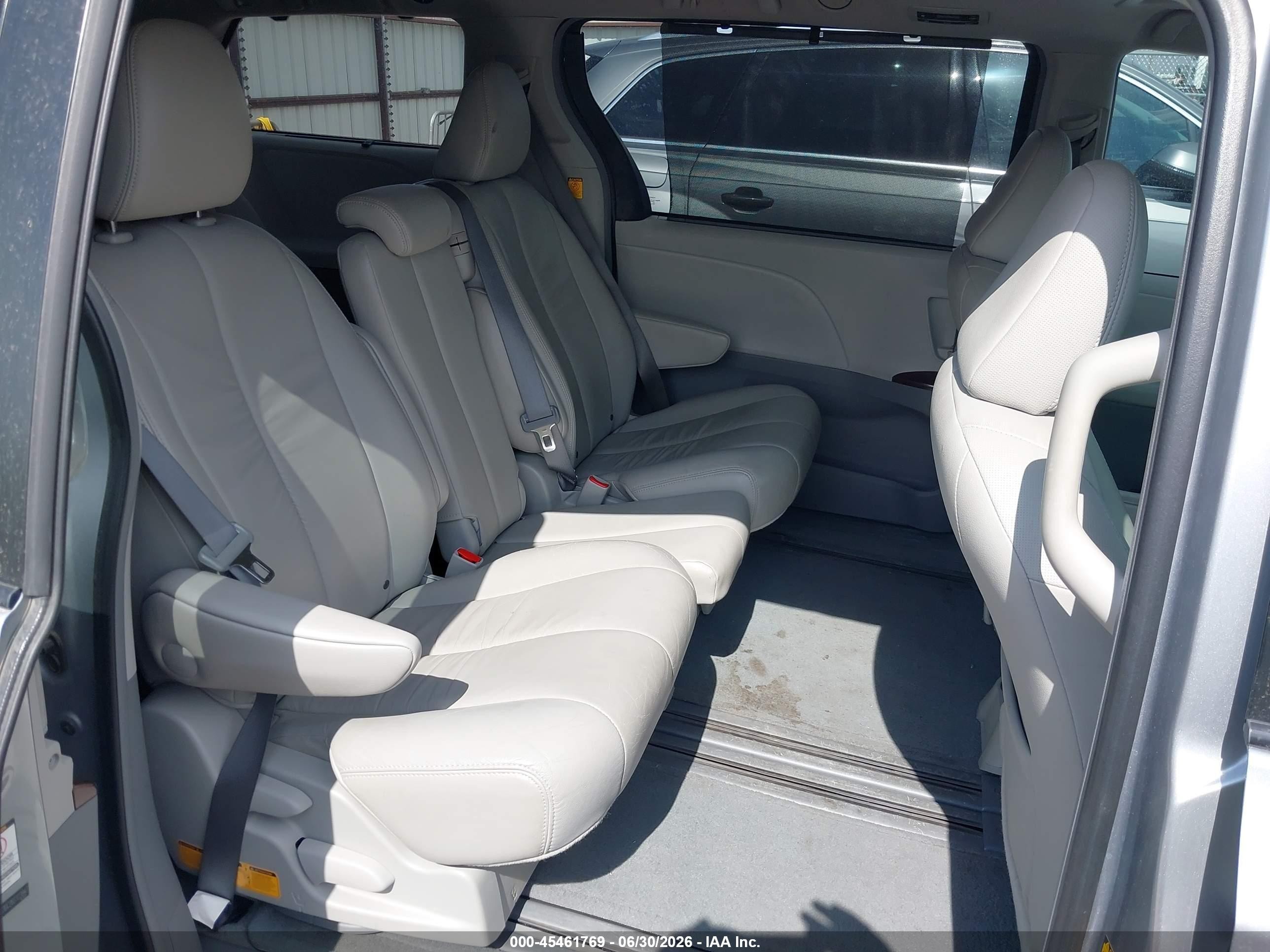 2011 Toyota Sienna Xle V6 Silver vin: 5TDYK3DC2BS123947