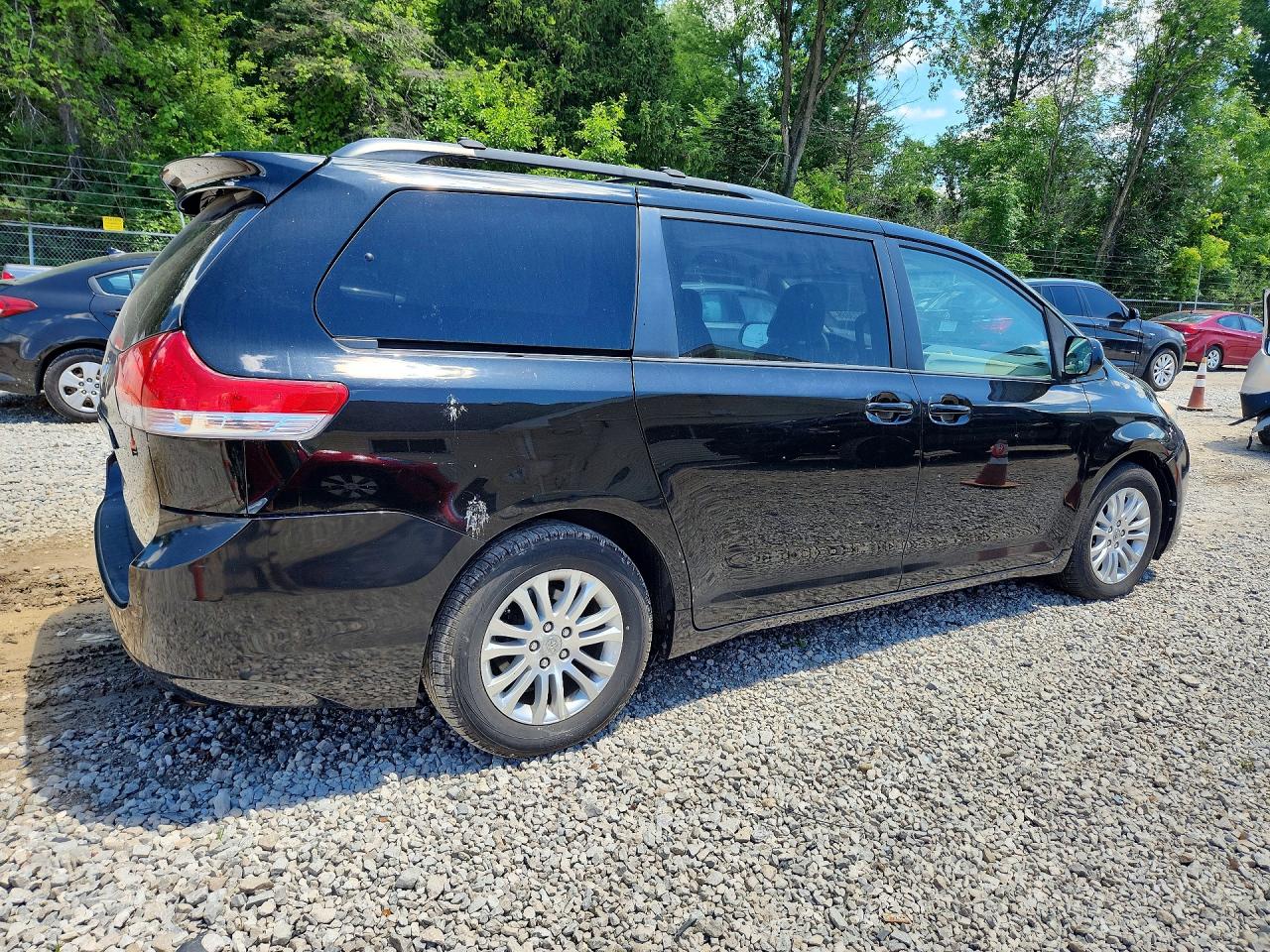 2011 Toyota Sienna Xle 8-passenger Black vin: 5TDYK3DC2BS134589