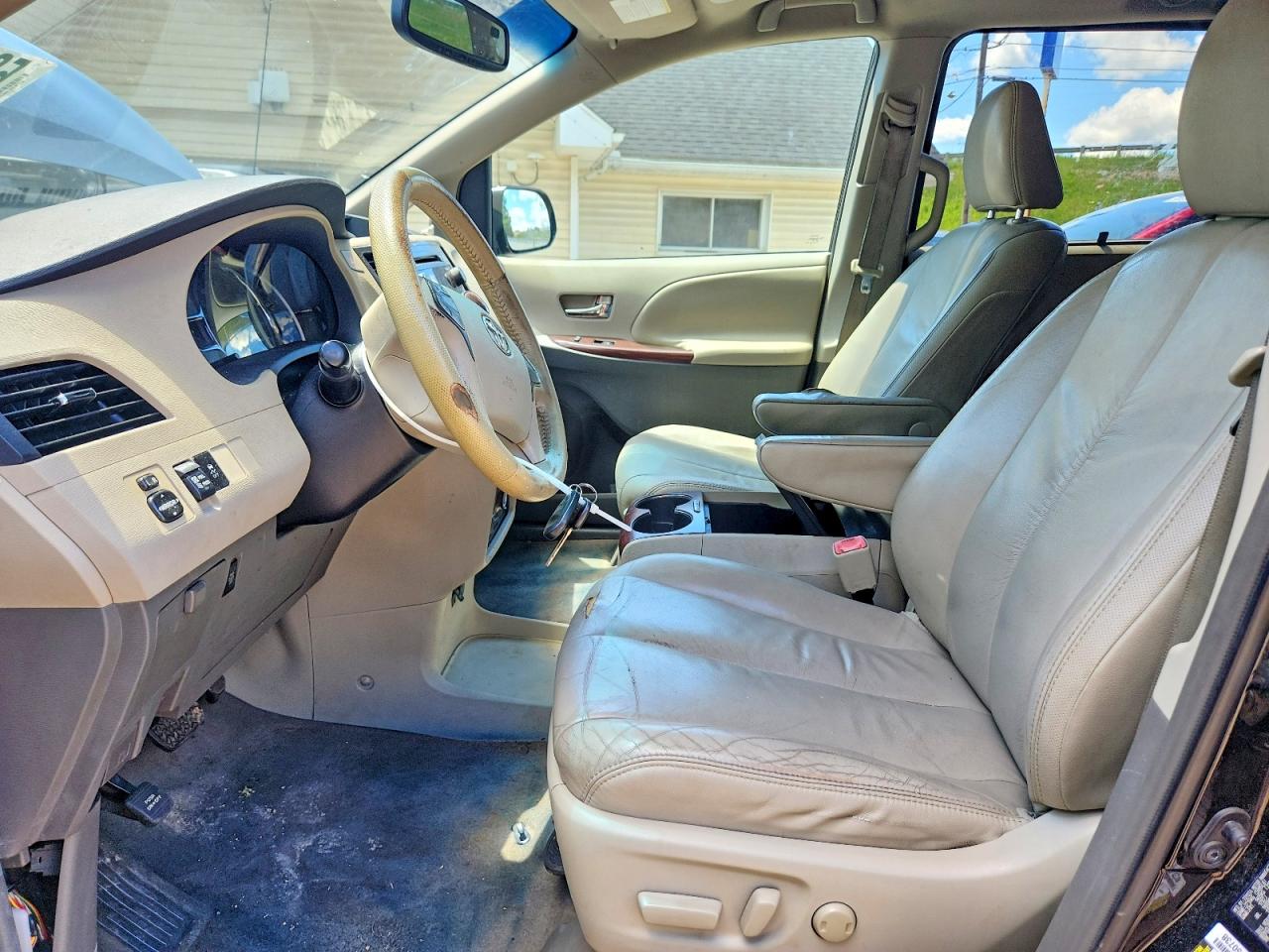 2011 Toyota Sienna Xle 8-passenger Black vin: 5TDYK3DC2BS134589