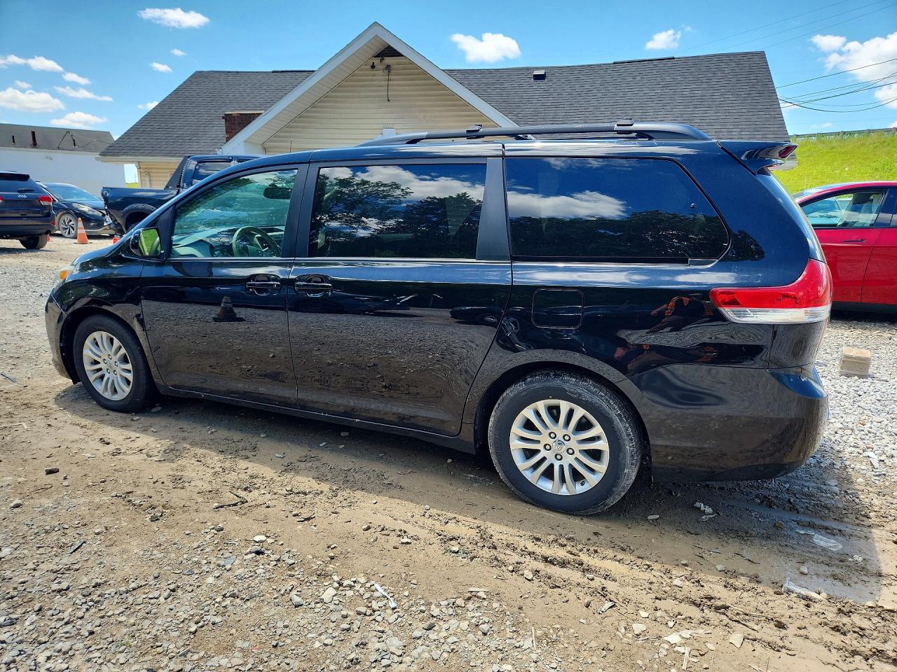 2011 Toyota Sienna Xle 8-passenger Black vin: 5TDYK3DC2BS134589