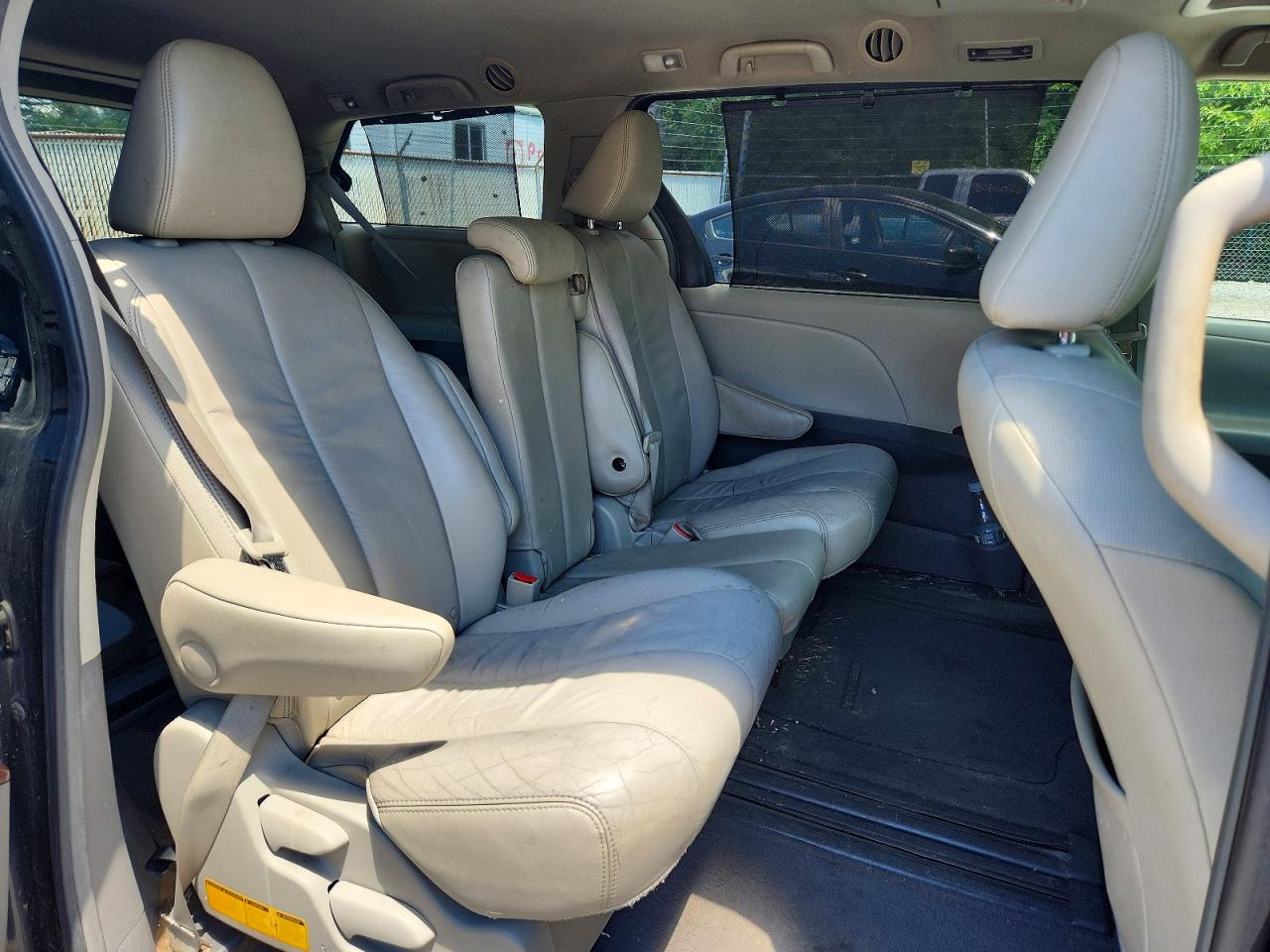 2011 Toyota Sienna Xle 8-passenger Black vin: 5TDYK3DC2BS134589